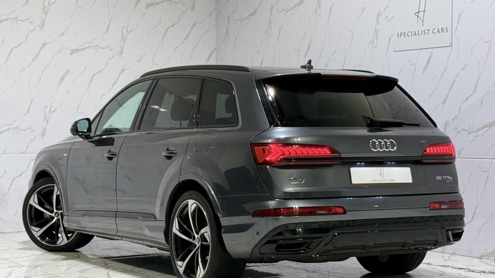 Audi Q7 view 6