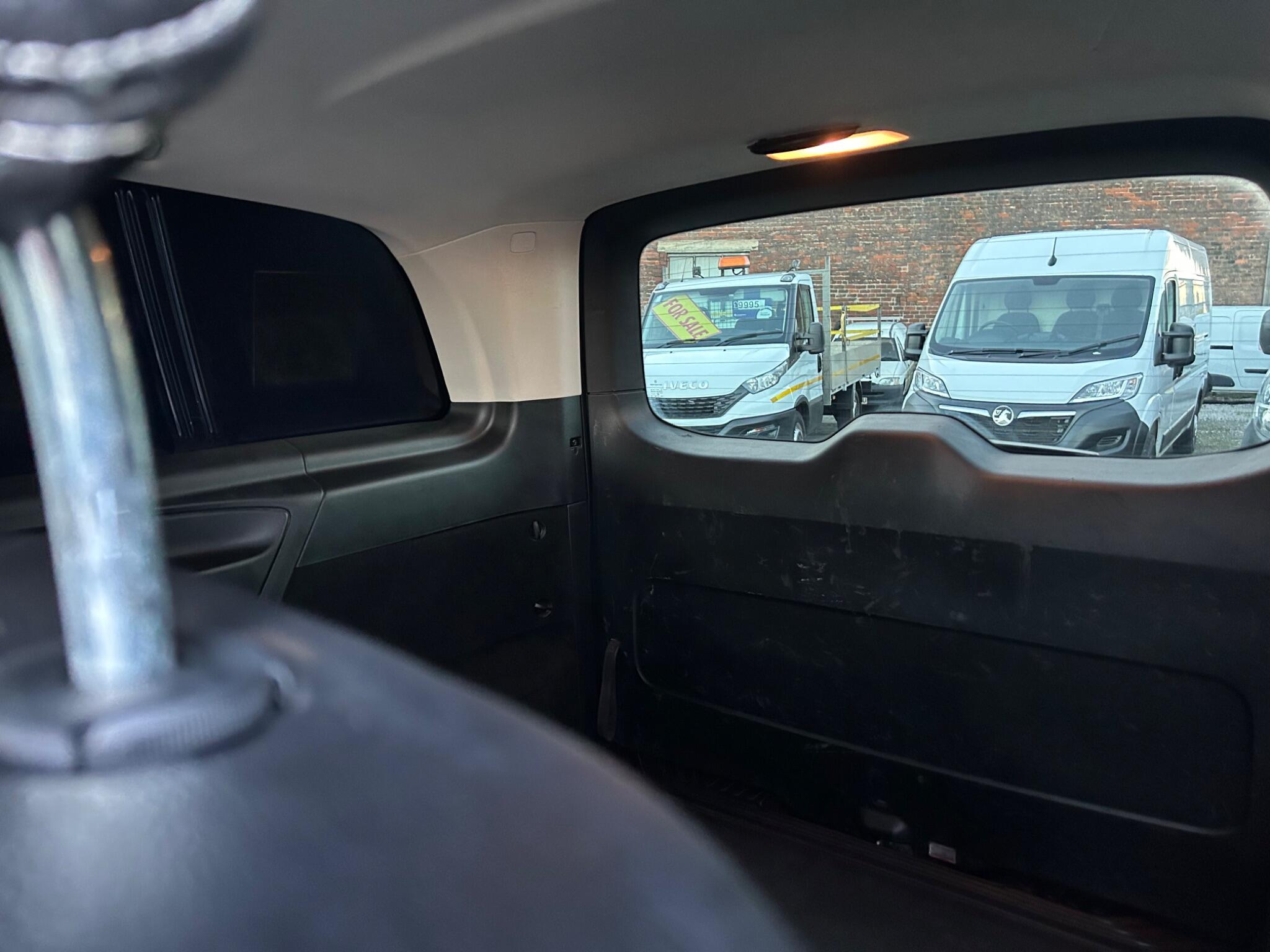 2019 Mercedes-Benz Vito 2.1 114 CDI Progressive Crew Van RWD L2 Euro 6 (s/s) 5dr (LWB) • 121,000 miles image 12