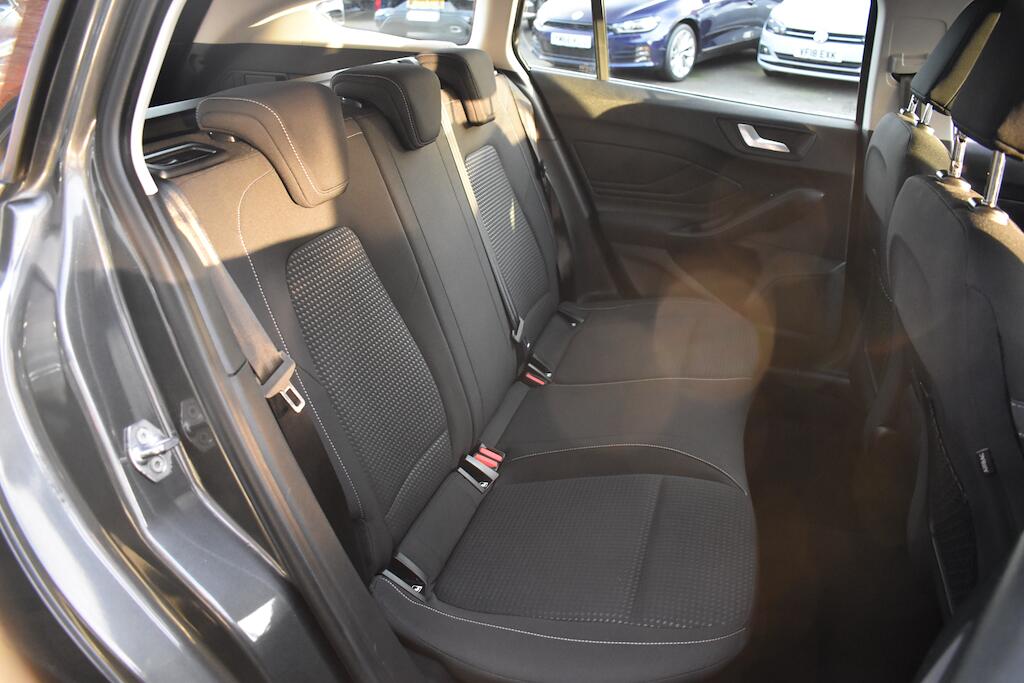 Ford Focus view 32