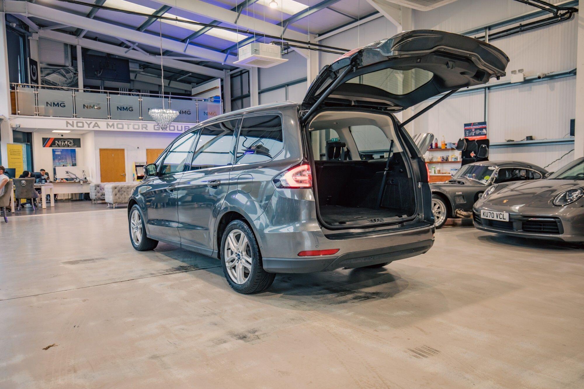 Ford Galaxy view 30