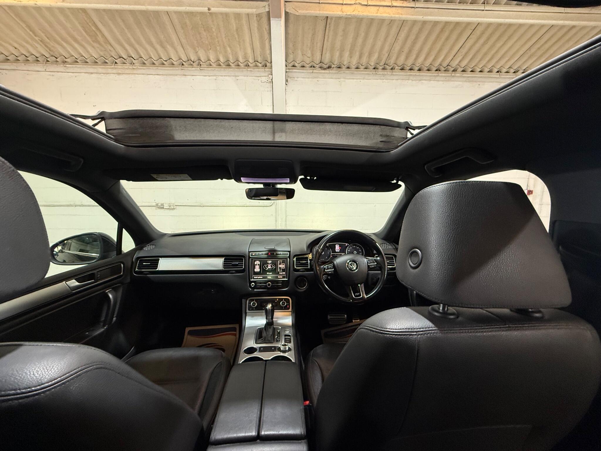 Volkswagen Touareg view 3