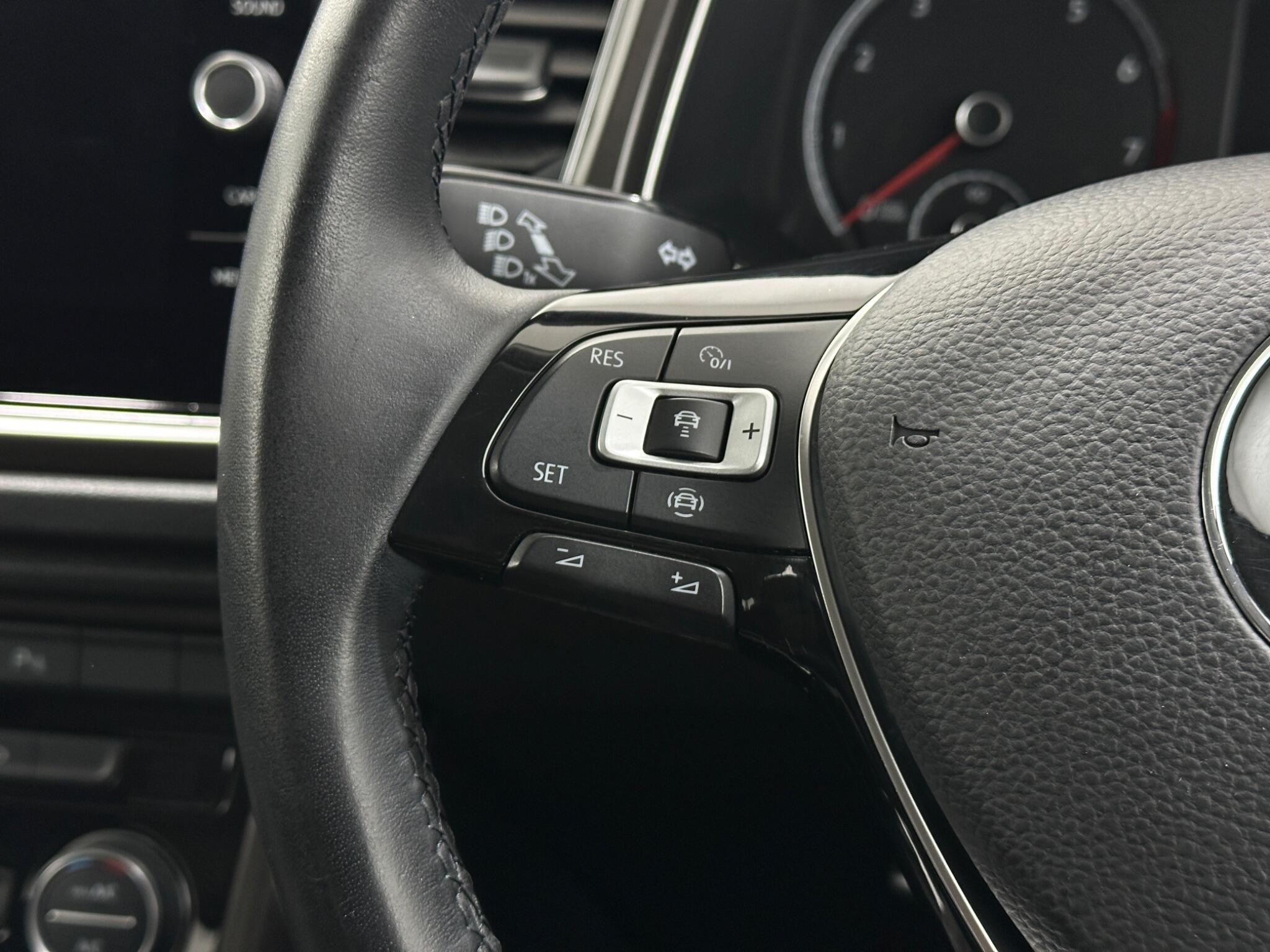 Volkswagen T-Roc view 14