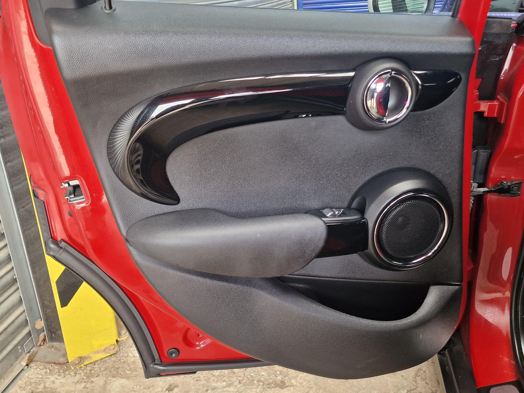 2015 MINI Hatch image 21