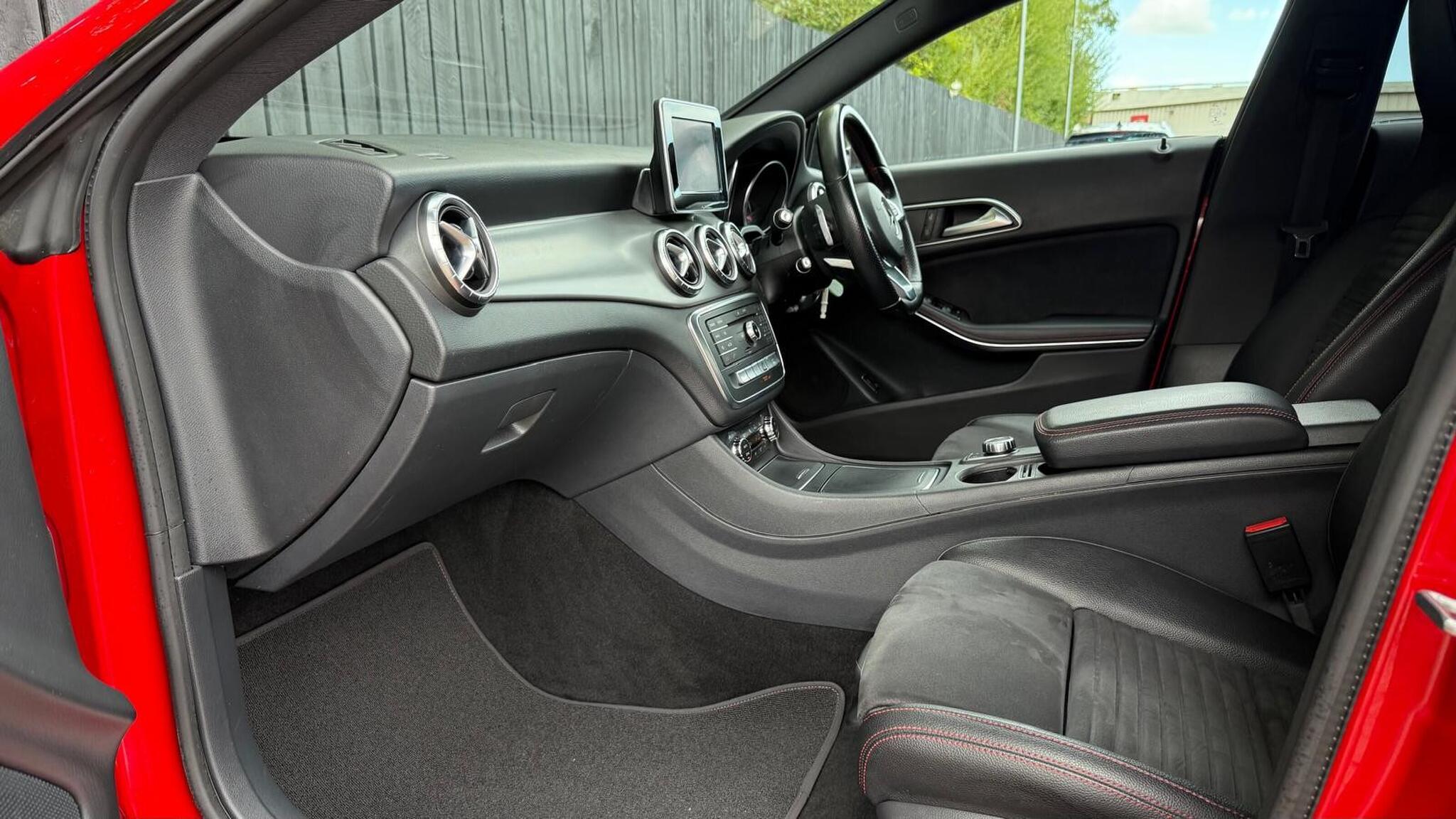 Mercedes-Benz Cla view 24