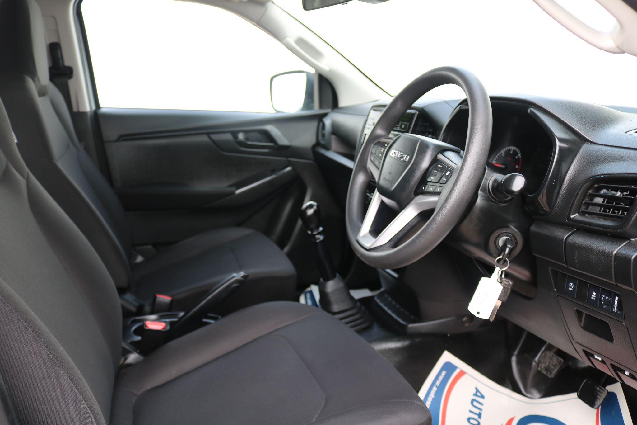 Isuzu D-Max view 13