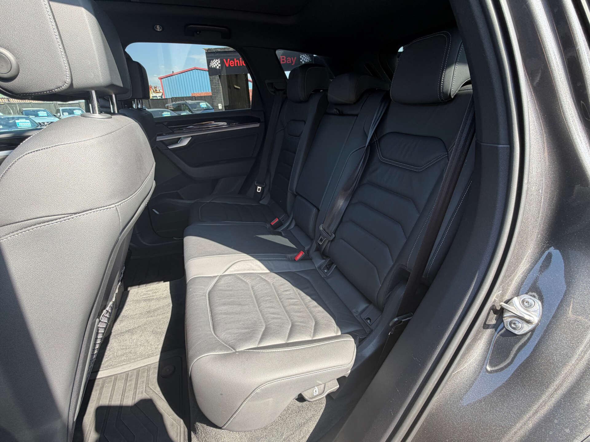 Volkswagen Touareg view 28