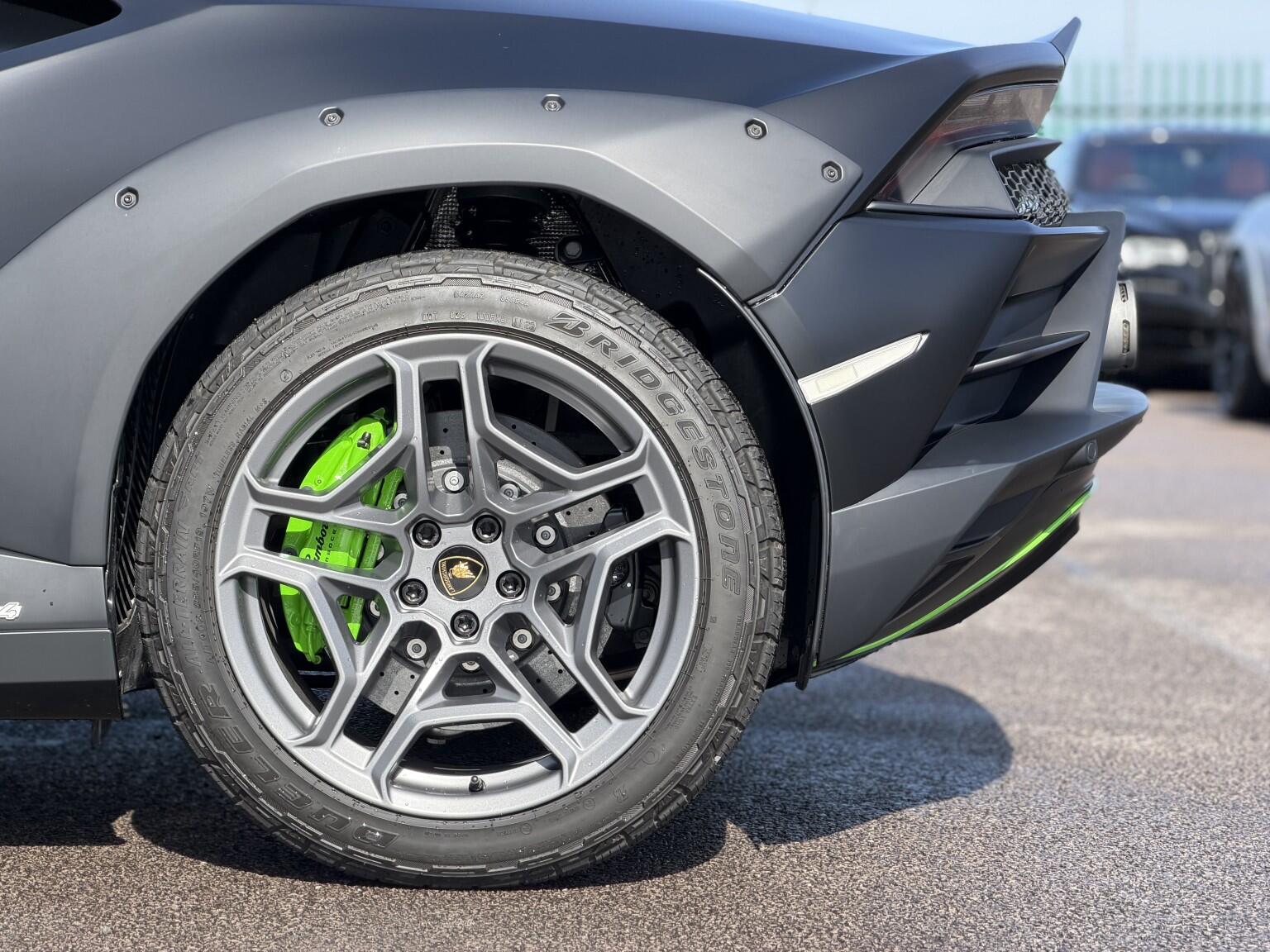 Lamborghini Huracan view 34