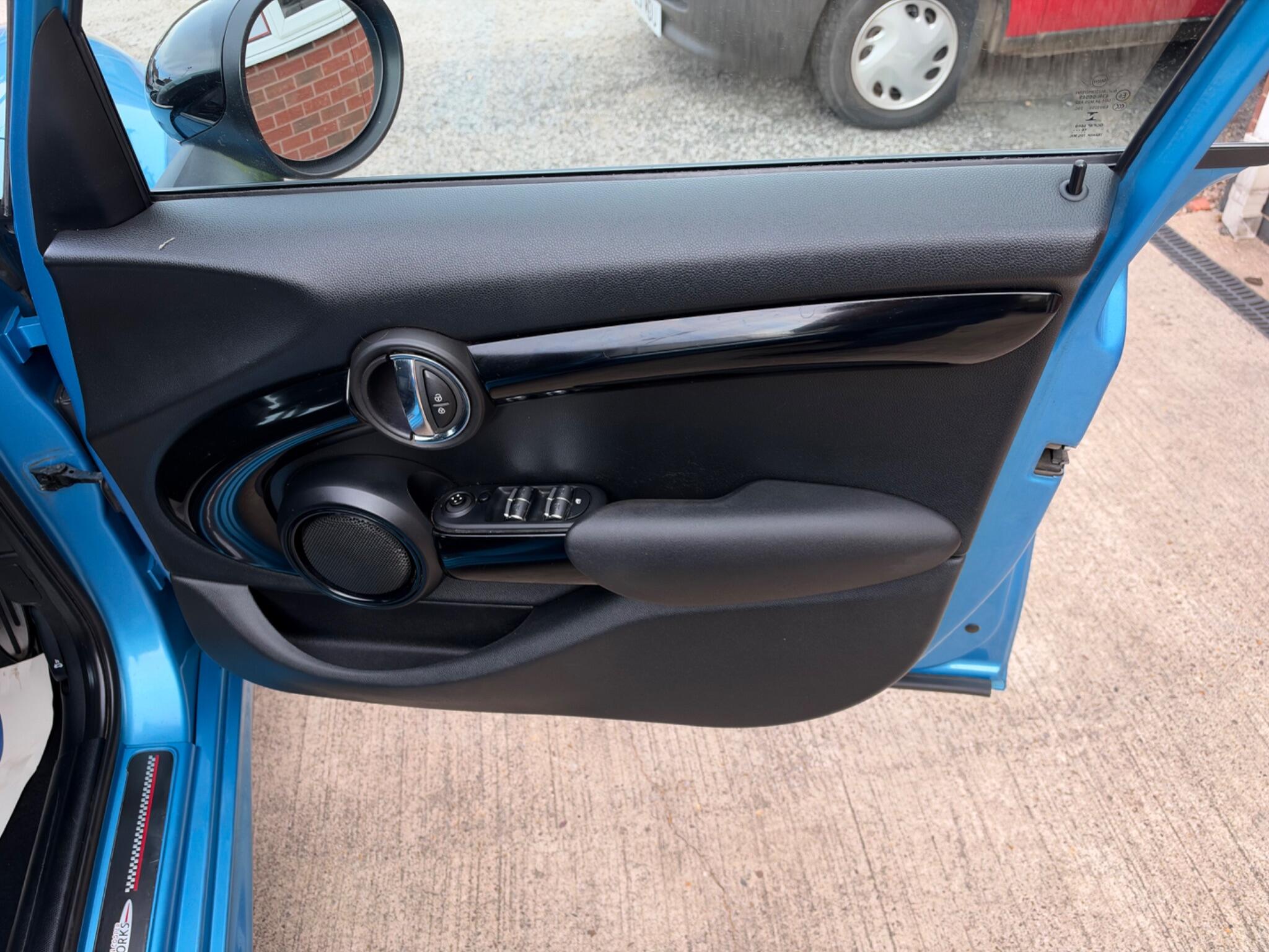 Mini Hatch view 26