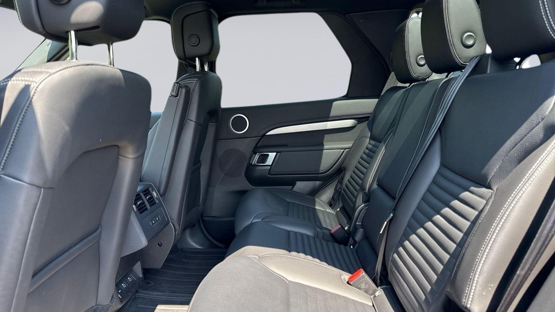 Land Rover Discovery view 4