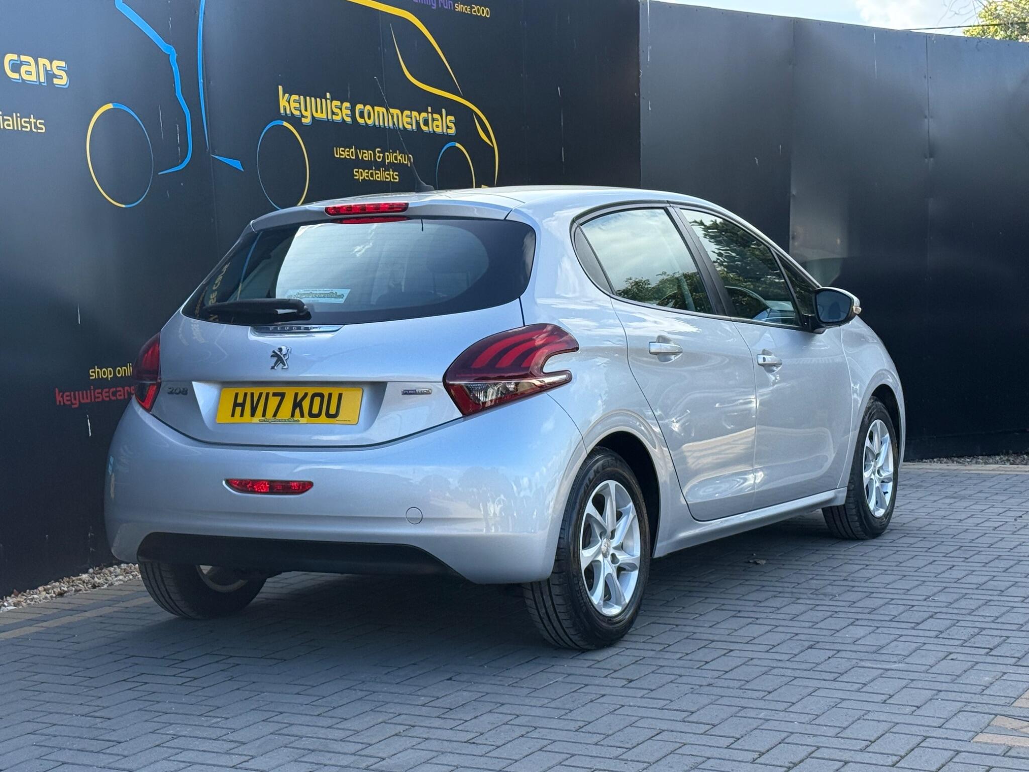 Peugeot 208 view 6