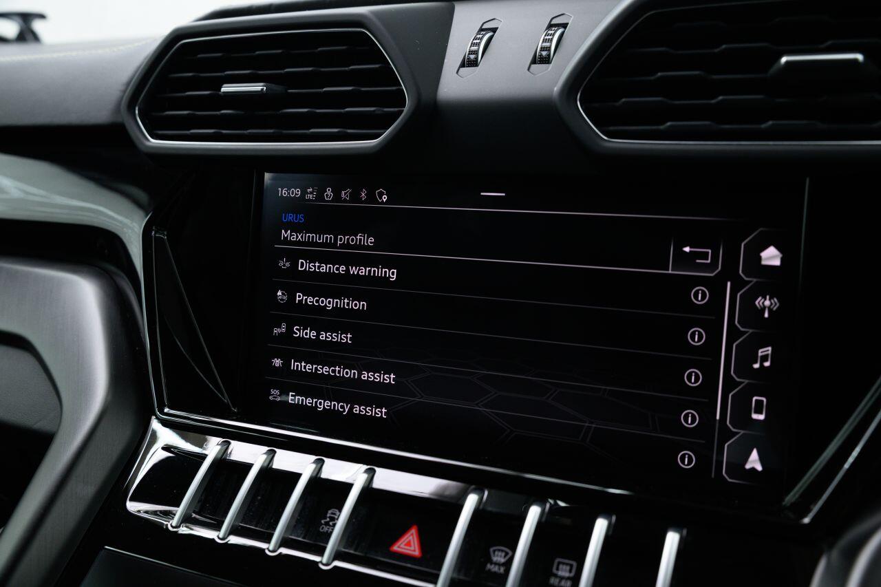 Lamborghini Urus view 96