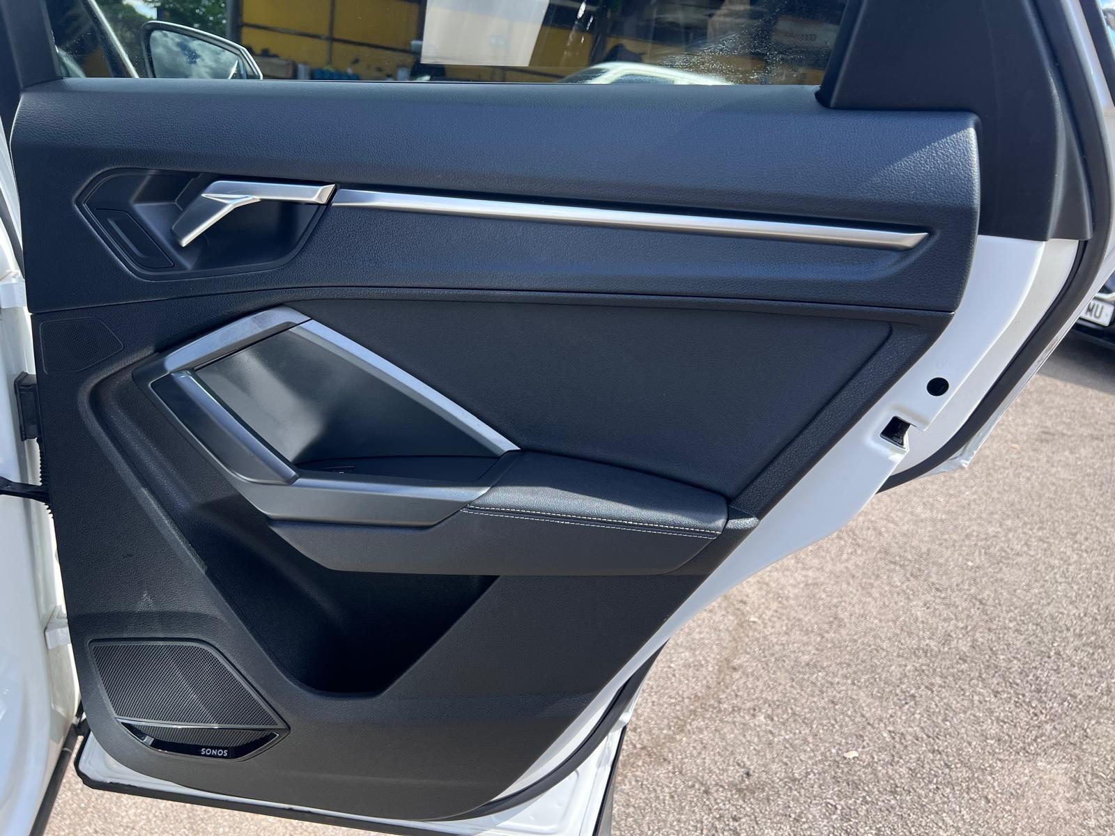 Audi Q3 view 32
