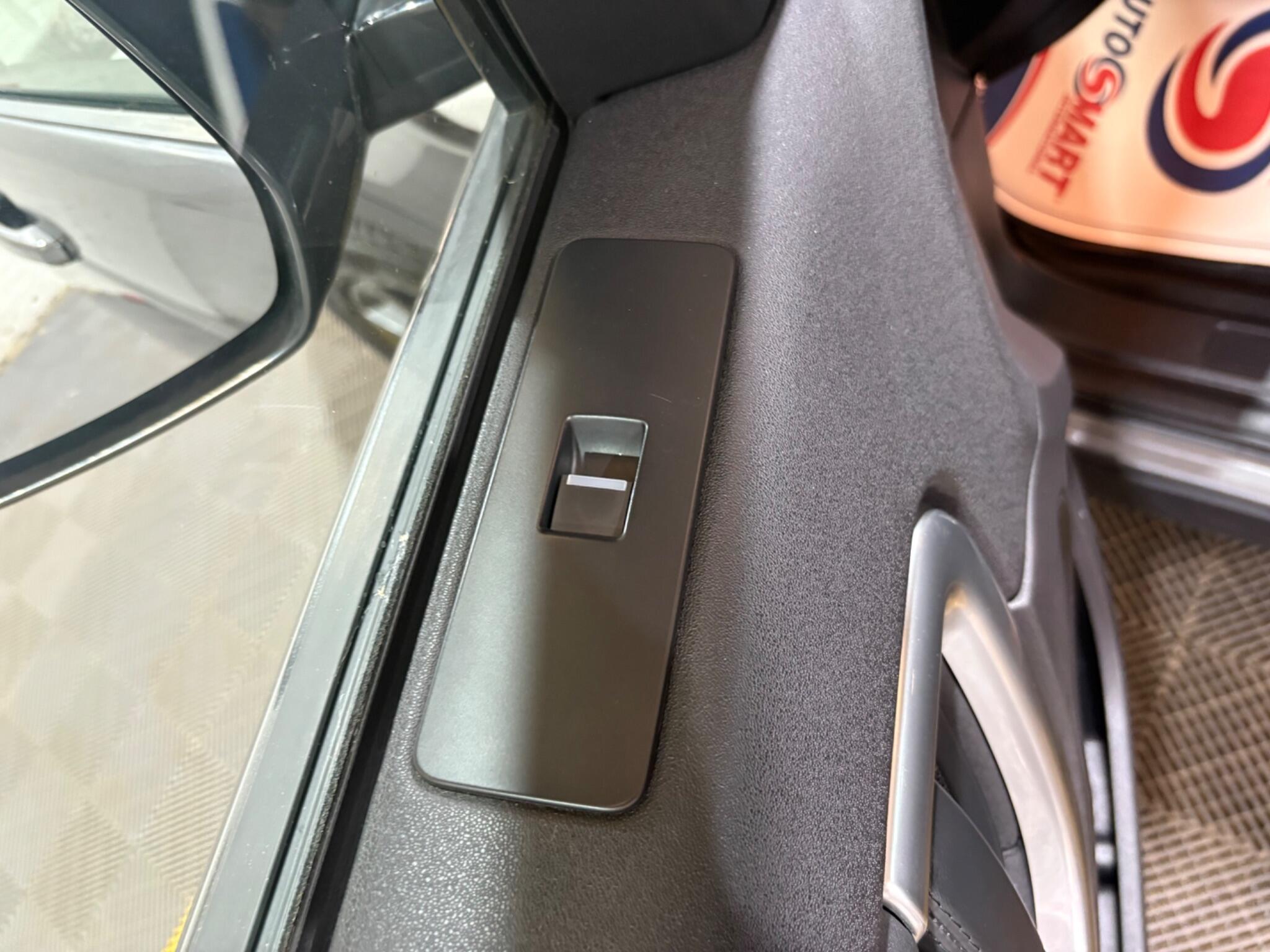 Land Rover Discovery Sport view 73