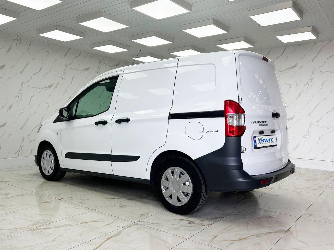 Ford Transit Courier view 9