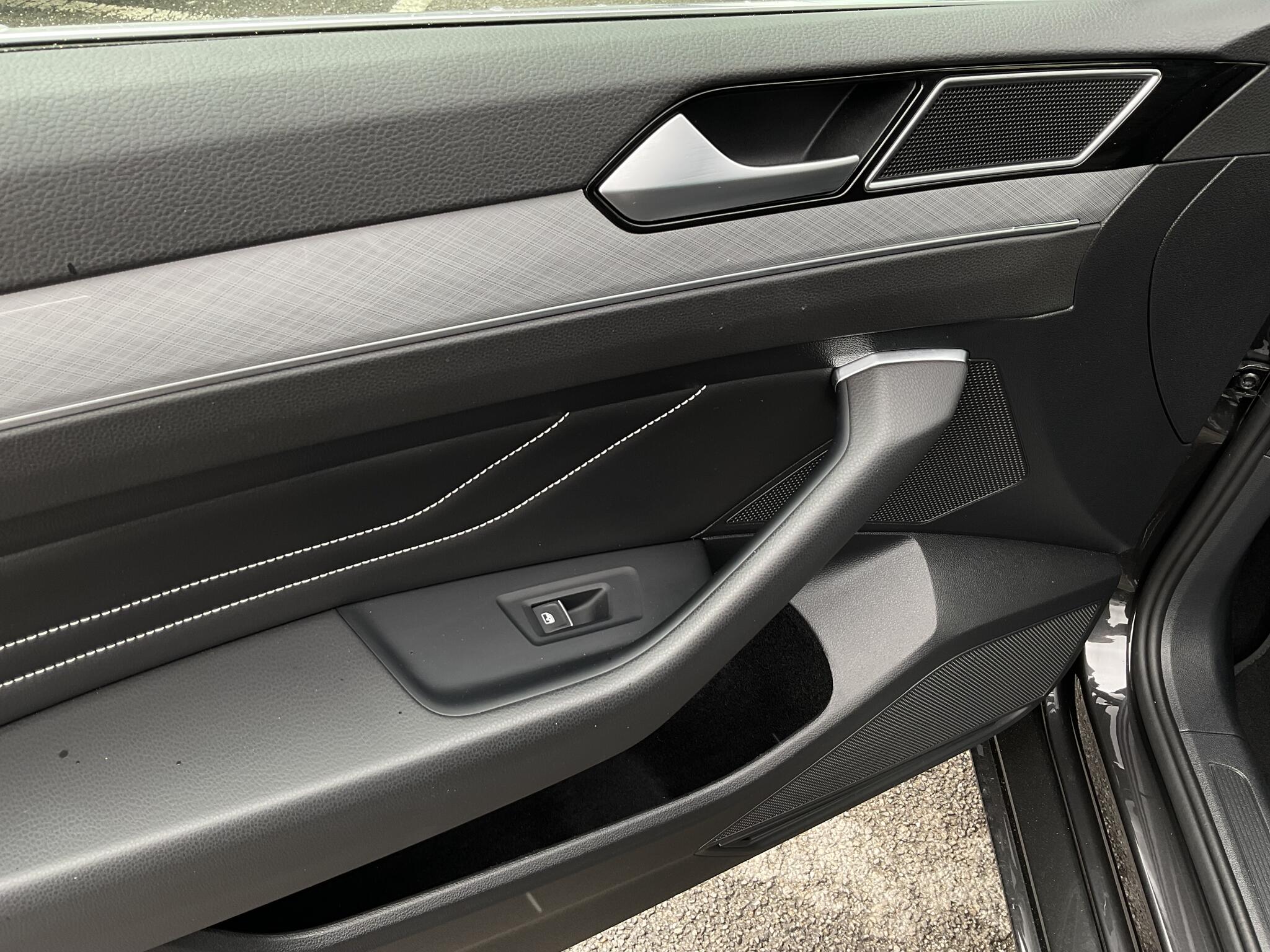 Volkswagen Passat view 19