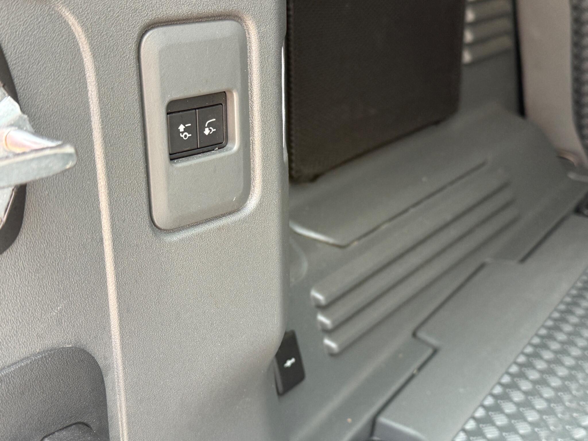 Land Rover Defender view 13