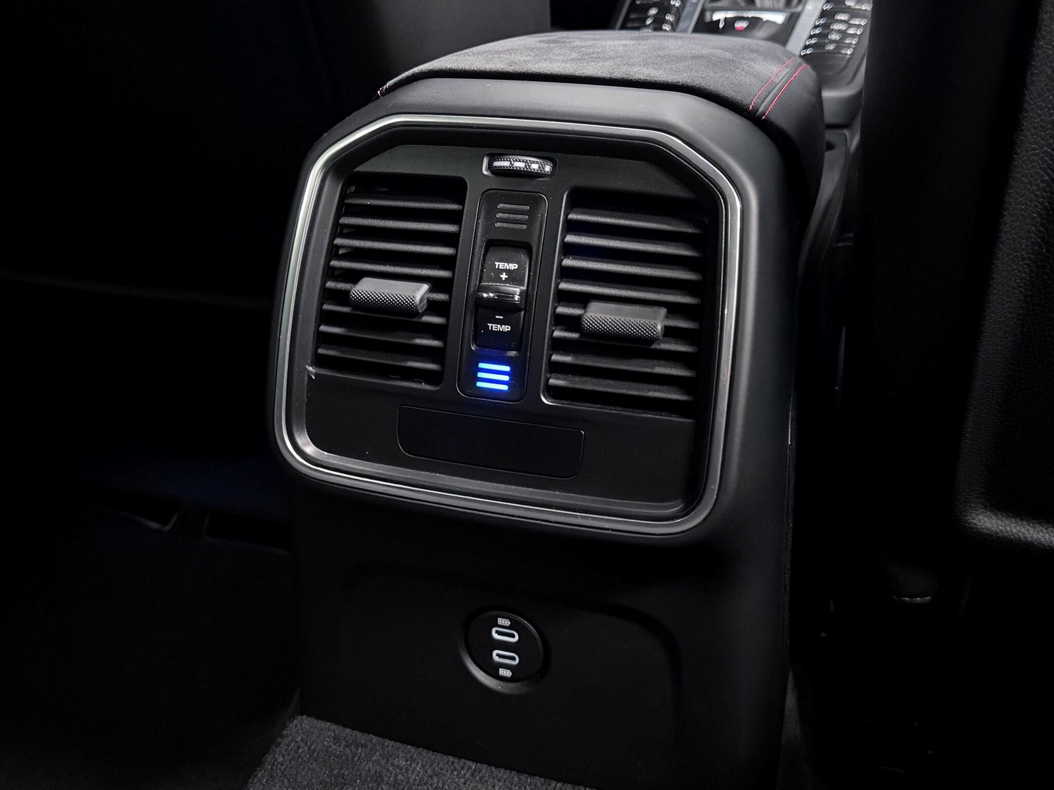 Porsche Macan view 14
