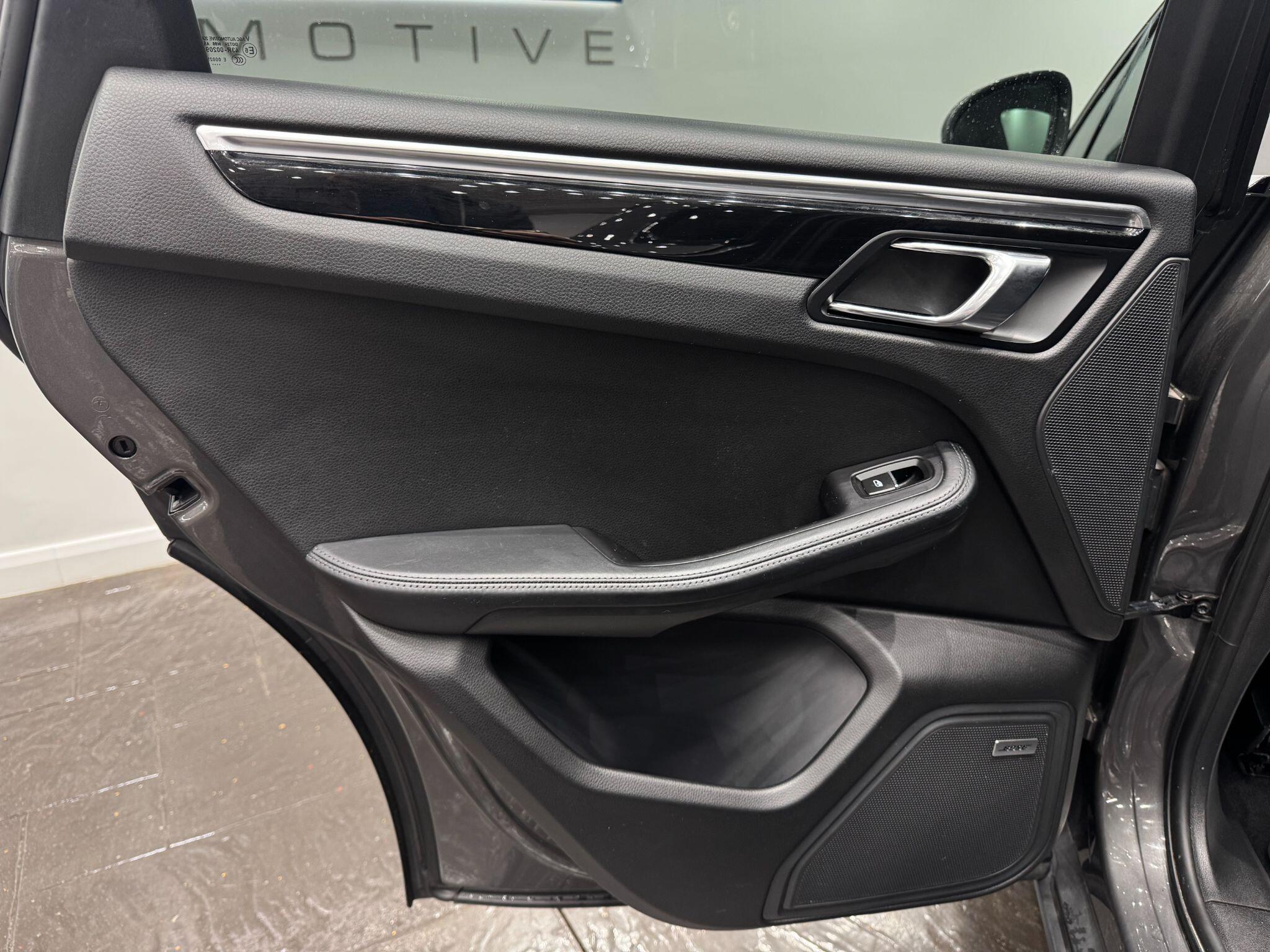 Porsche Macan view 45