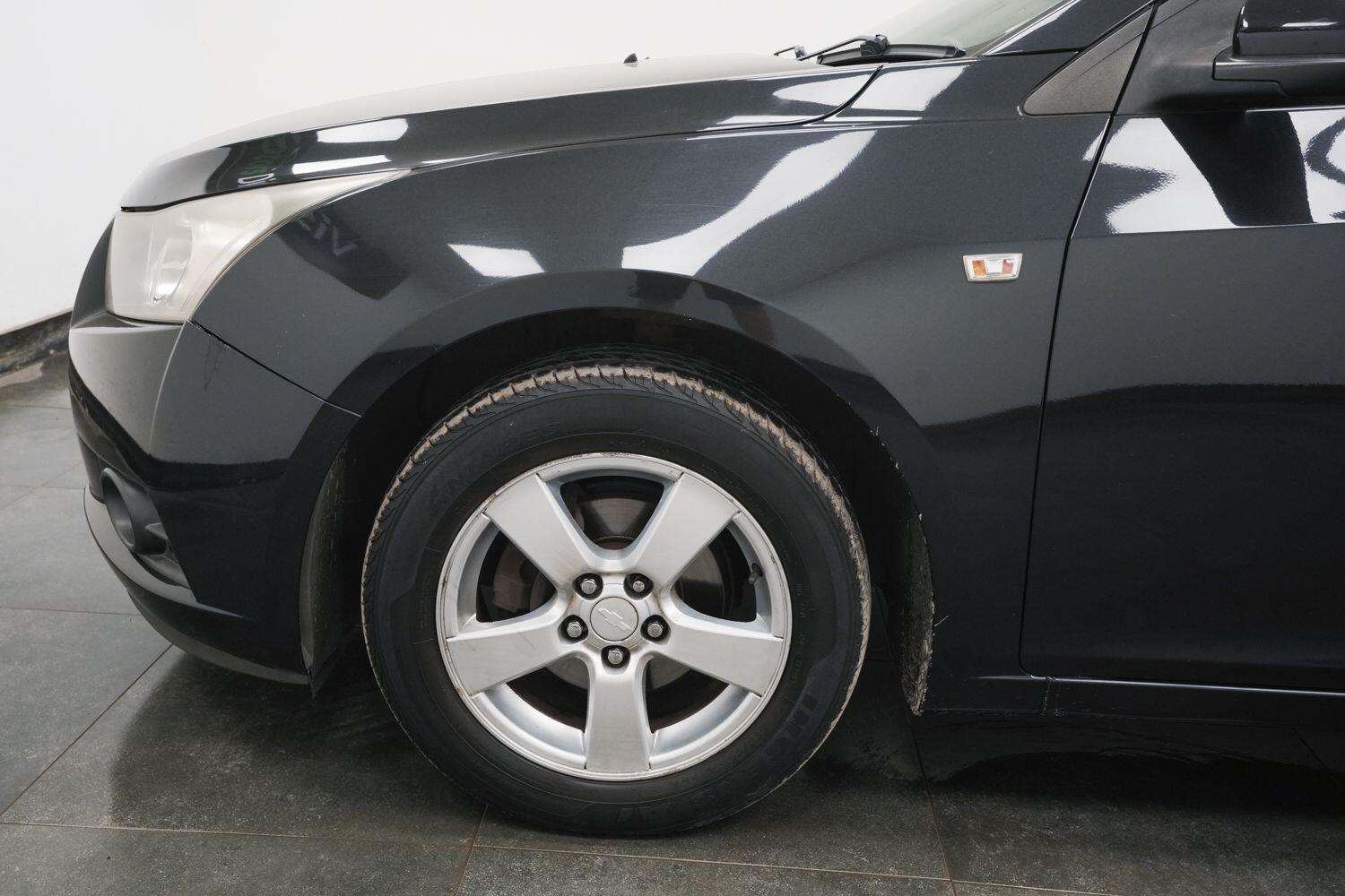 Chevrolet Cruze view 5