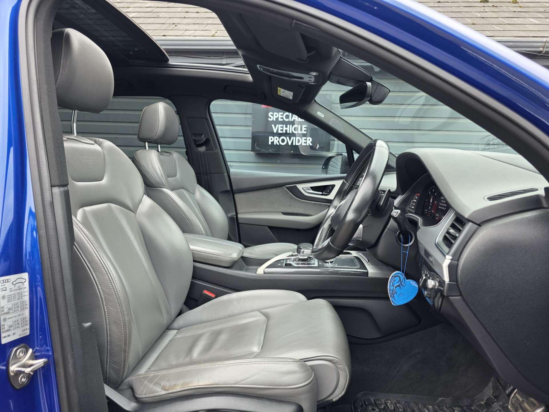 Audi SQ7 view 30