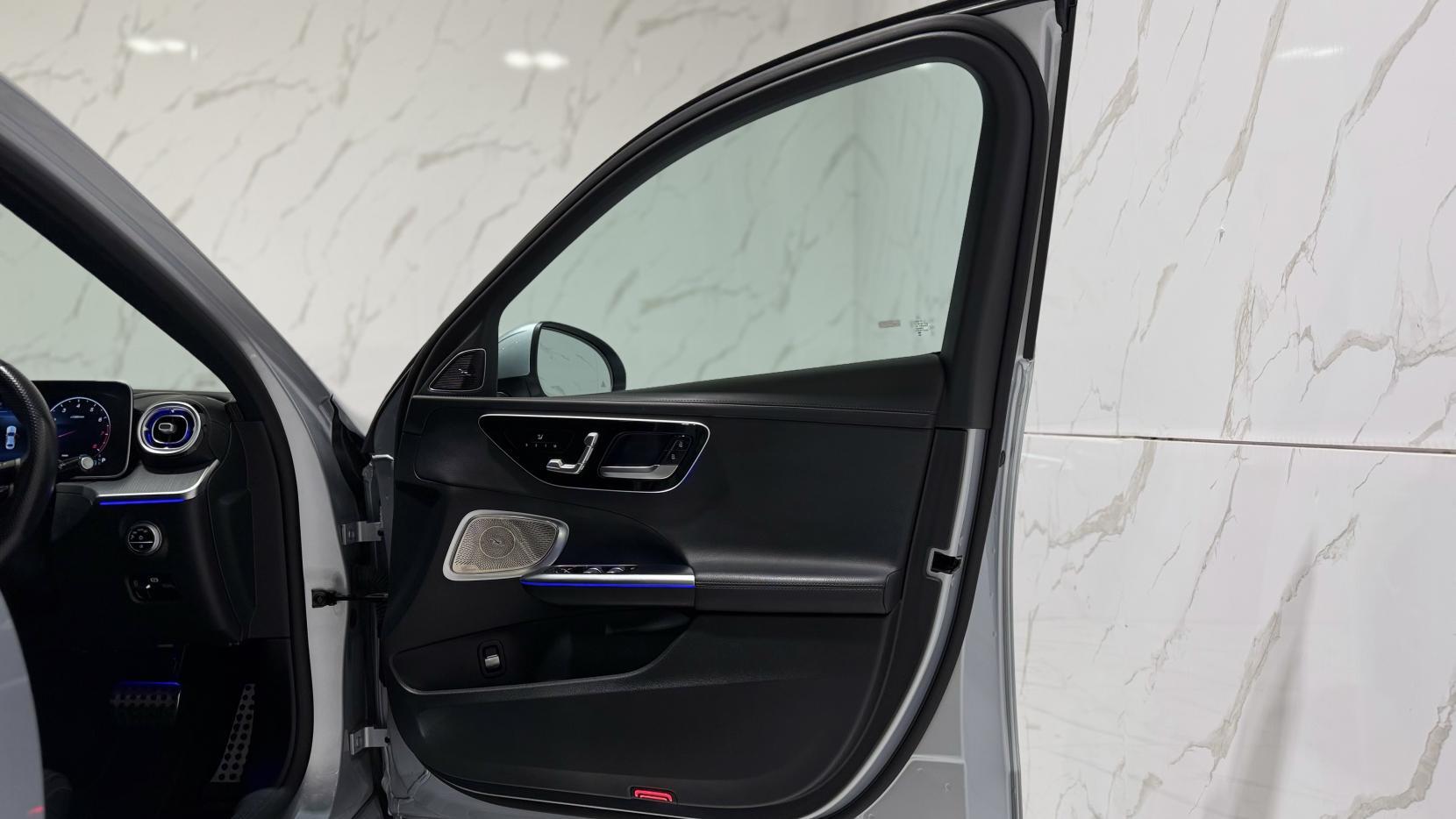 Mercedes-Benz C-Class view 35