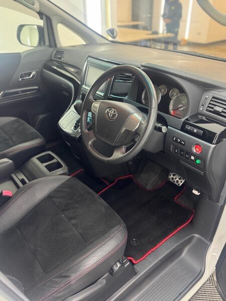 2013 Toyota Vellfire image 17