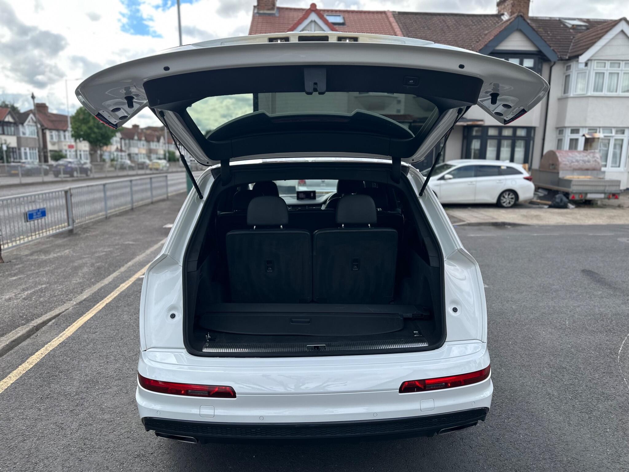 Audi Q7 view 32
