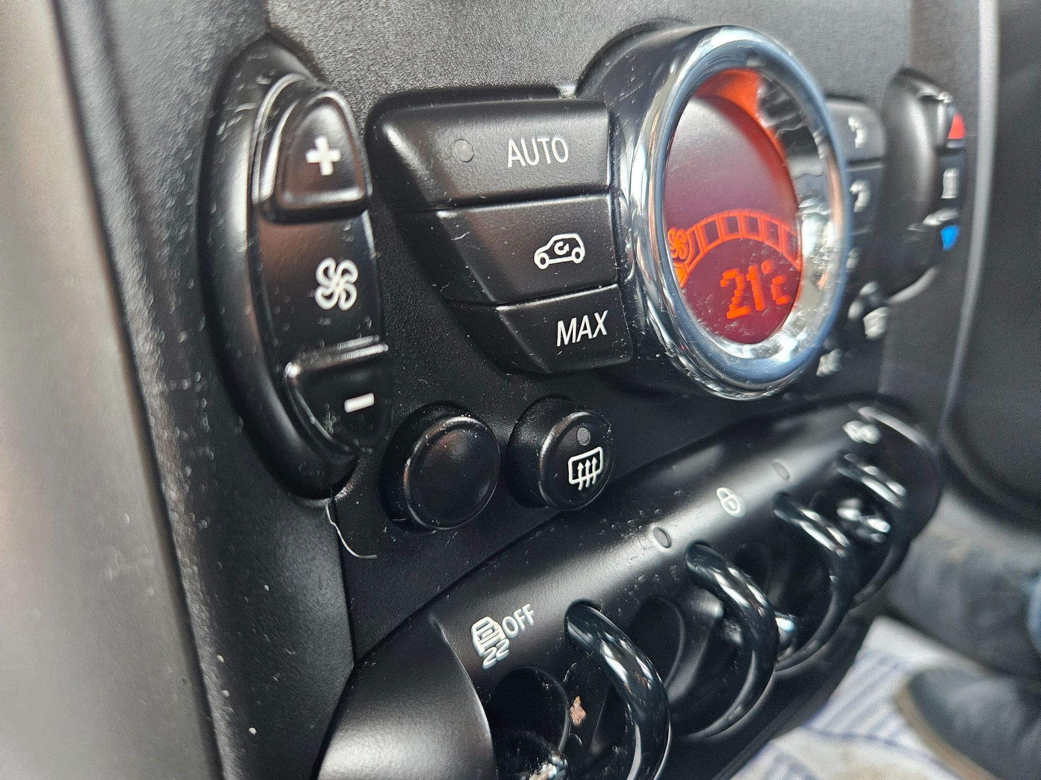 2016 MINI Countryman image 26