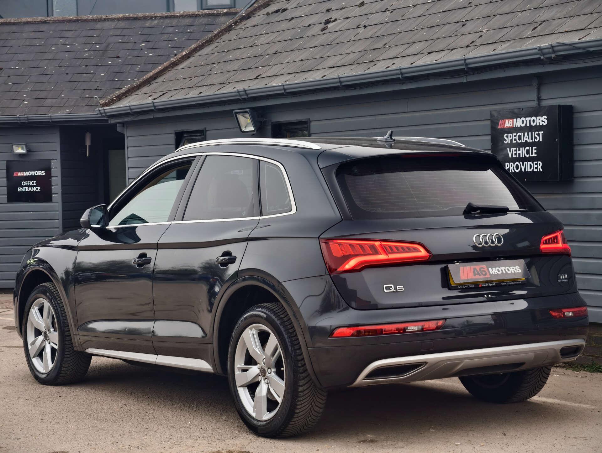 Audi Q5 view 12