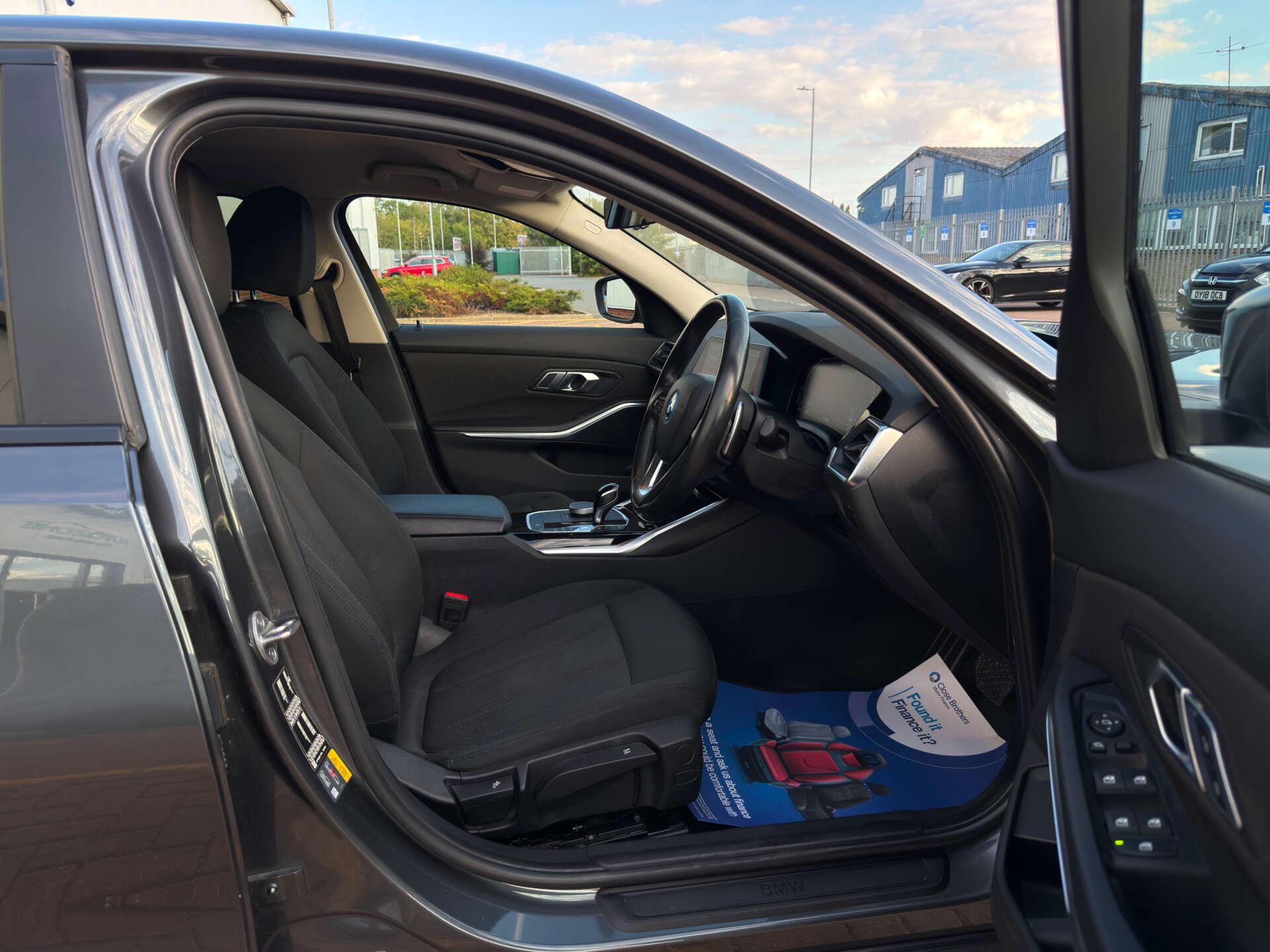BMW 3 Series view 28