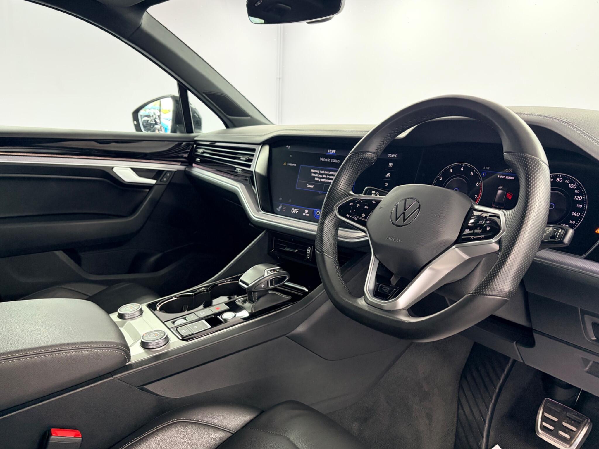 Volkswagen Touareg view 11