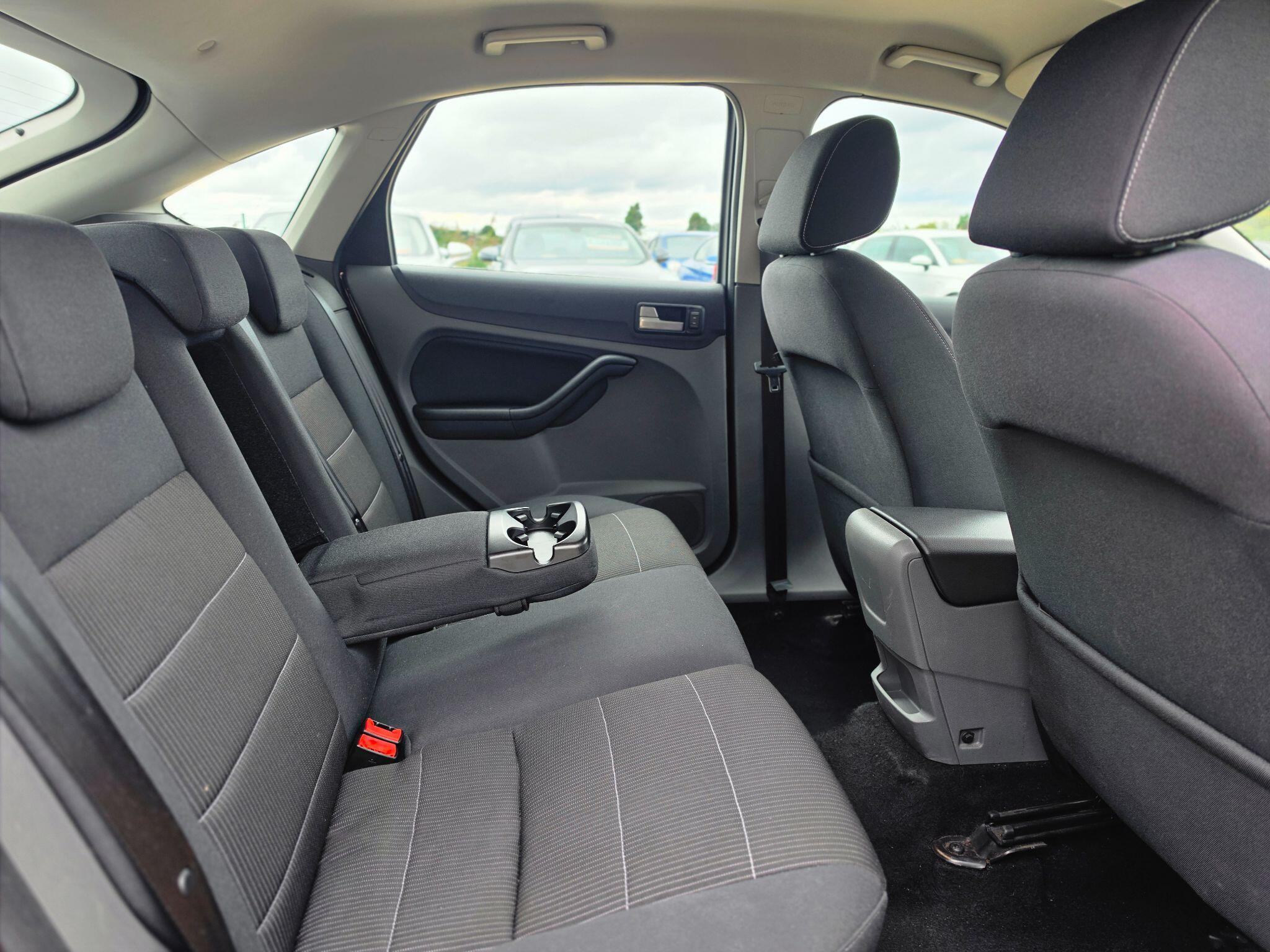 Ford Focus view 9