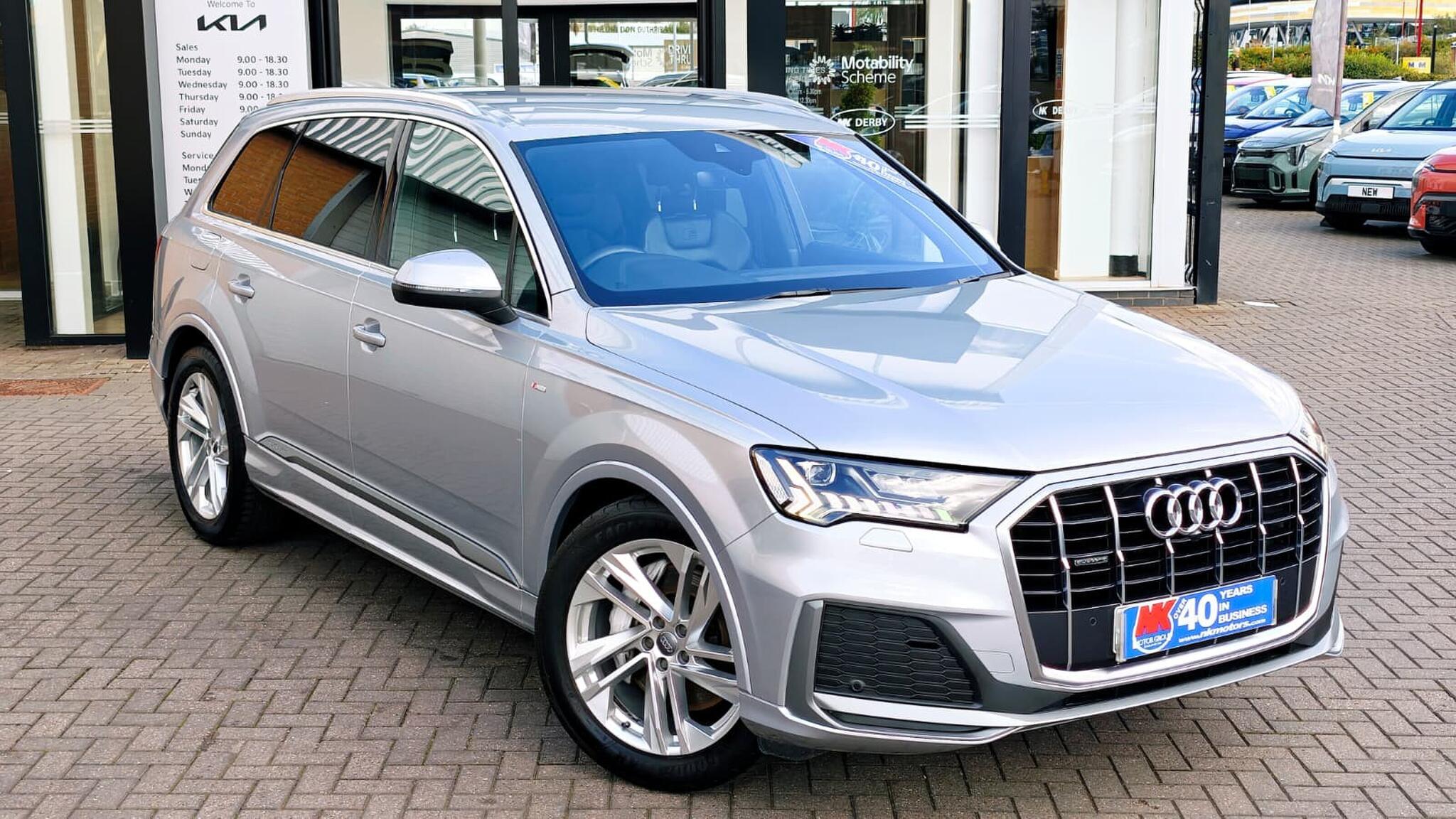 Audi Audi Q7 view 4