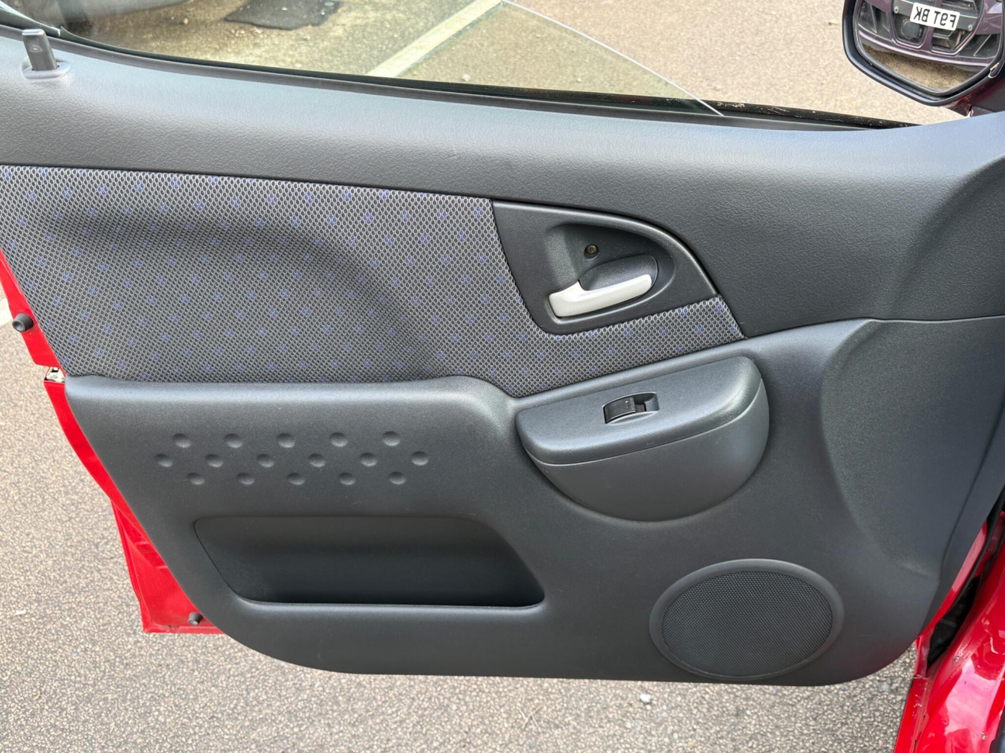 Toyota Yaris Verso - Image 40