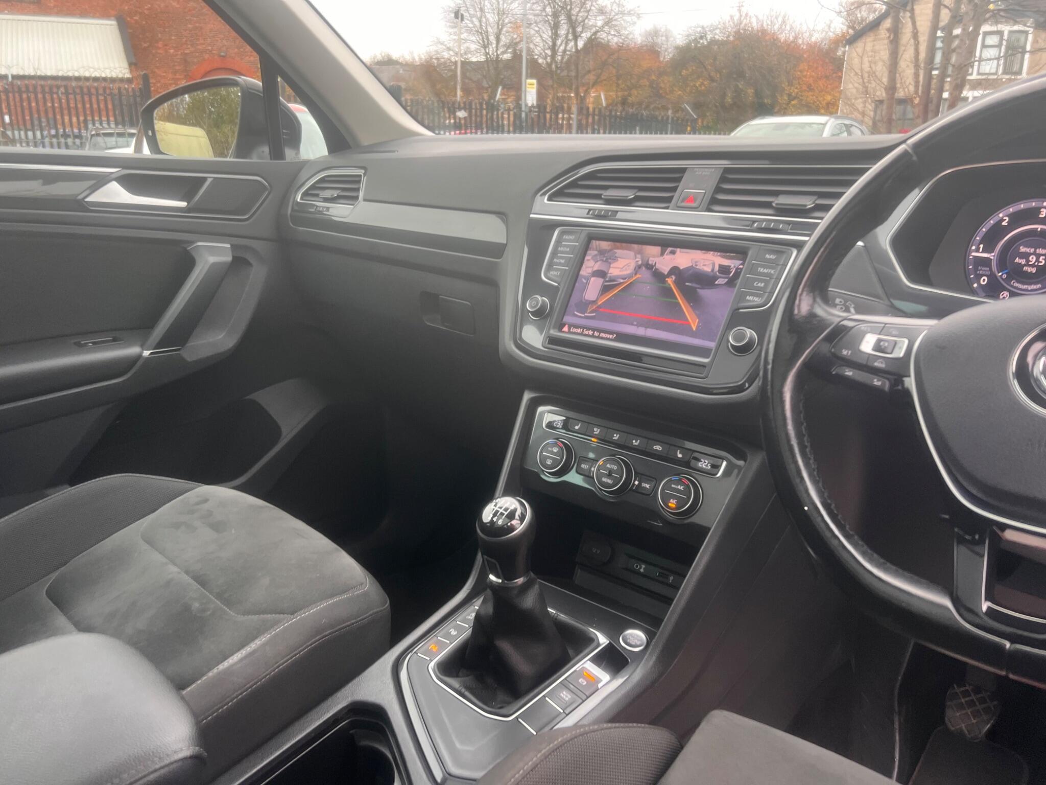 2017 Volkswagen Tiguan 2.0 TDI BlueMotion Tech SEL Euro 6 (s/s) 5dr • 52,000 miles image 12