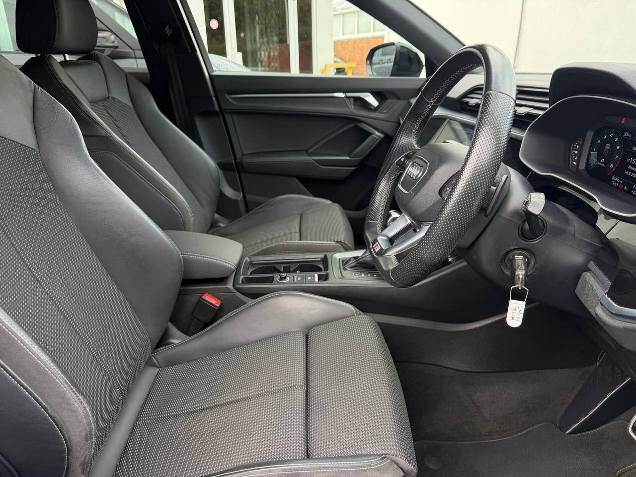 Audi Q3 view 11