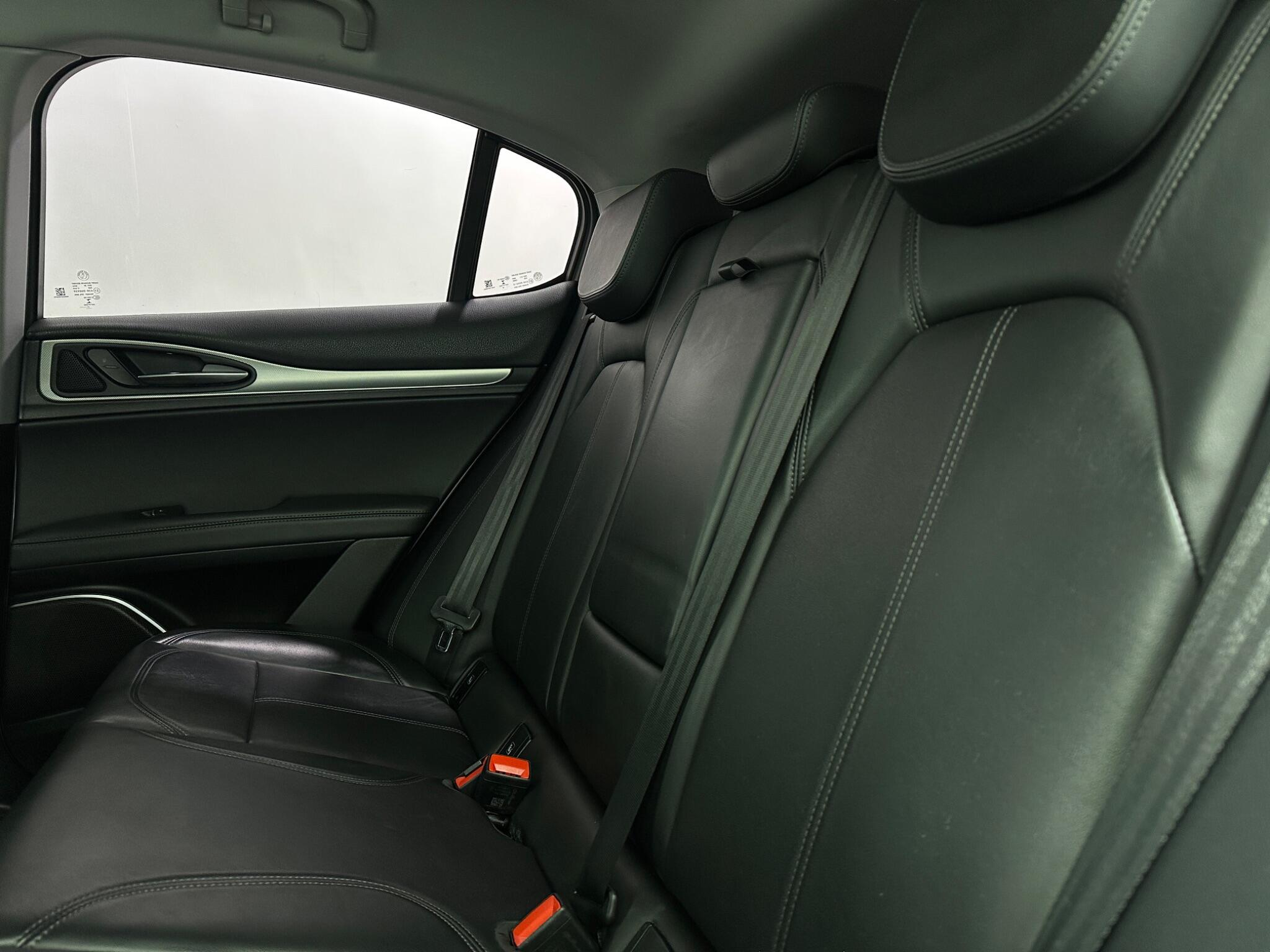 Alfa Romeo Stelvio view 38