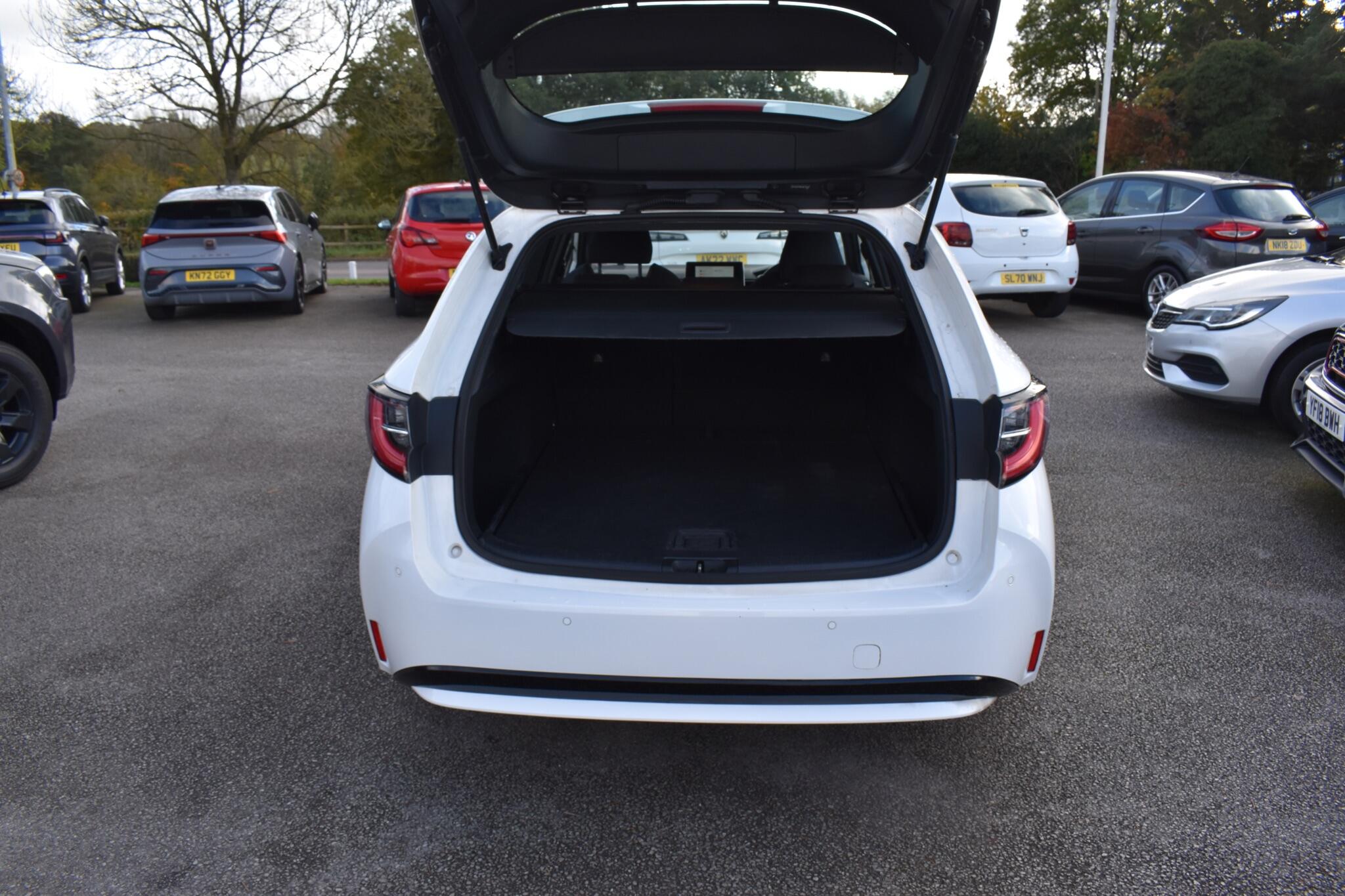 Corolla - 1.8 VVT-h Icon Tech Touring Sports CVT Euro 6 (s/s) 5dr - Image 6