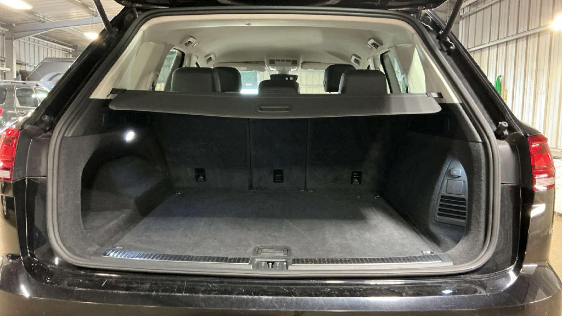 Volkswagen Touareg view 7