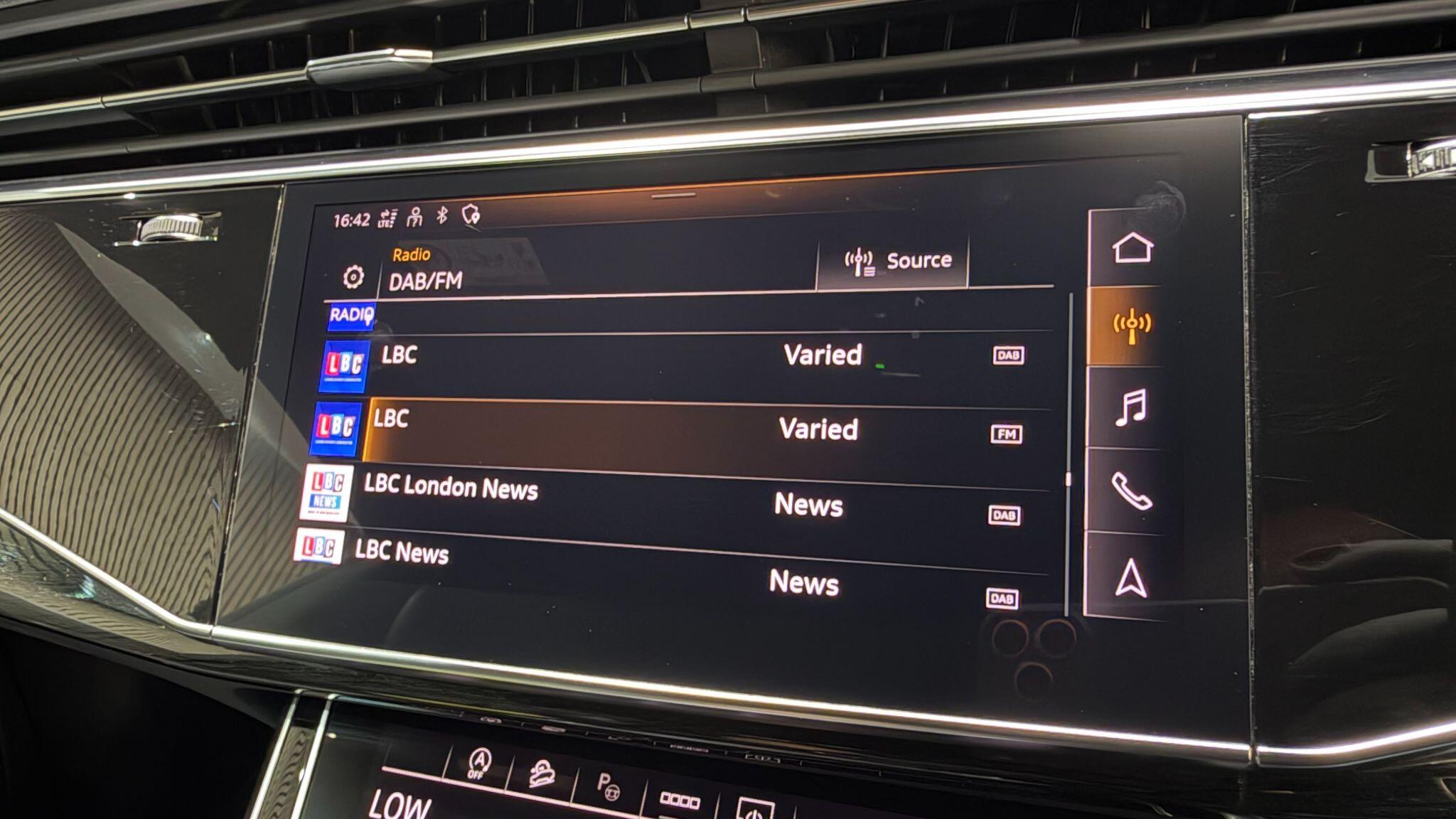 Audi Q8 view 24