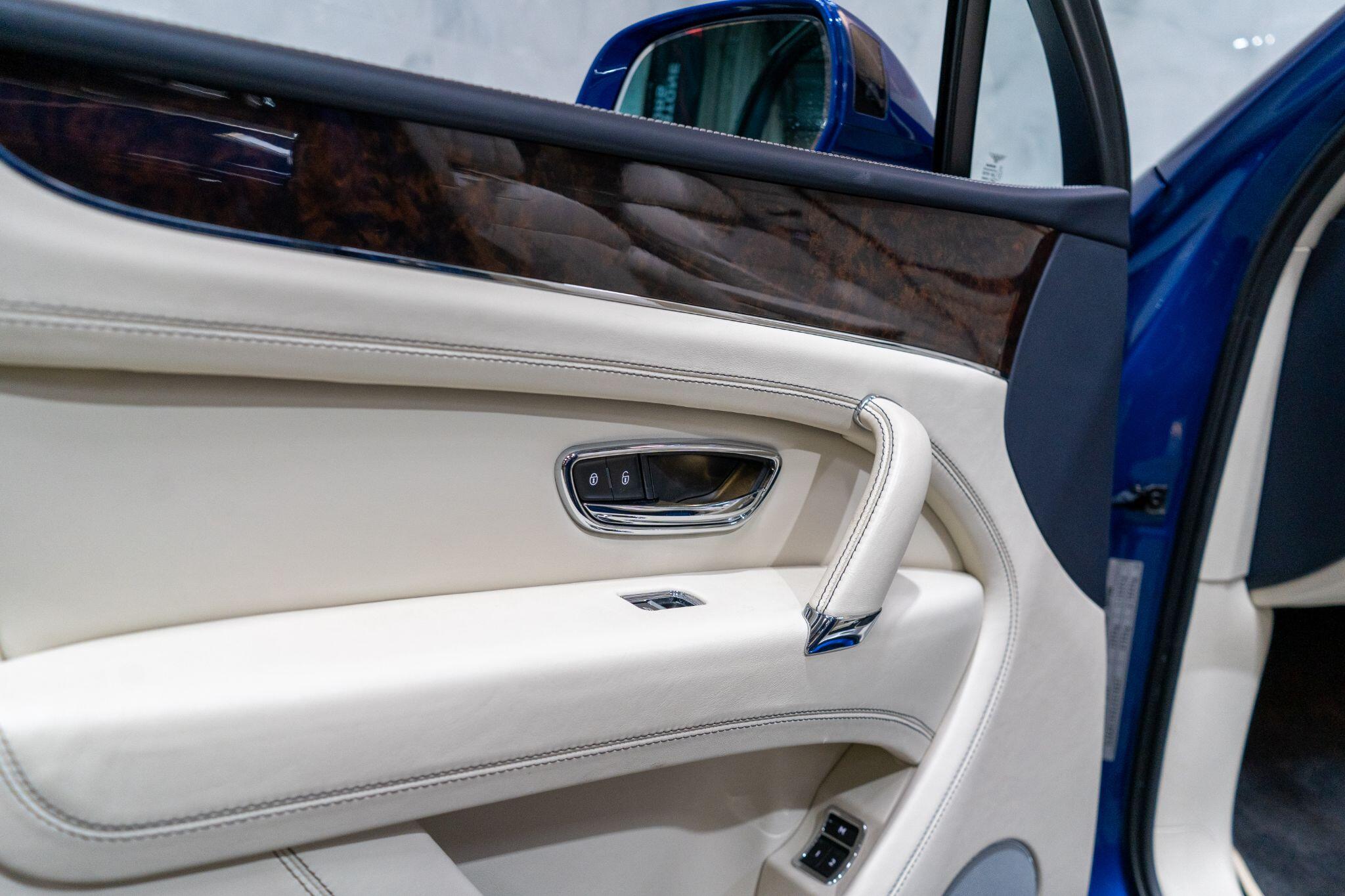 Bentley Bentayga view 37