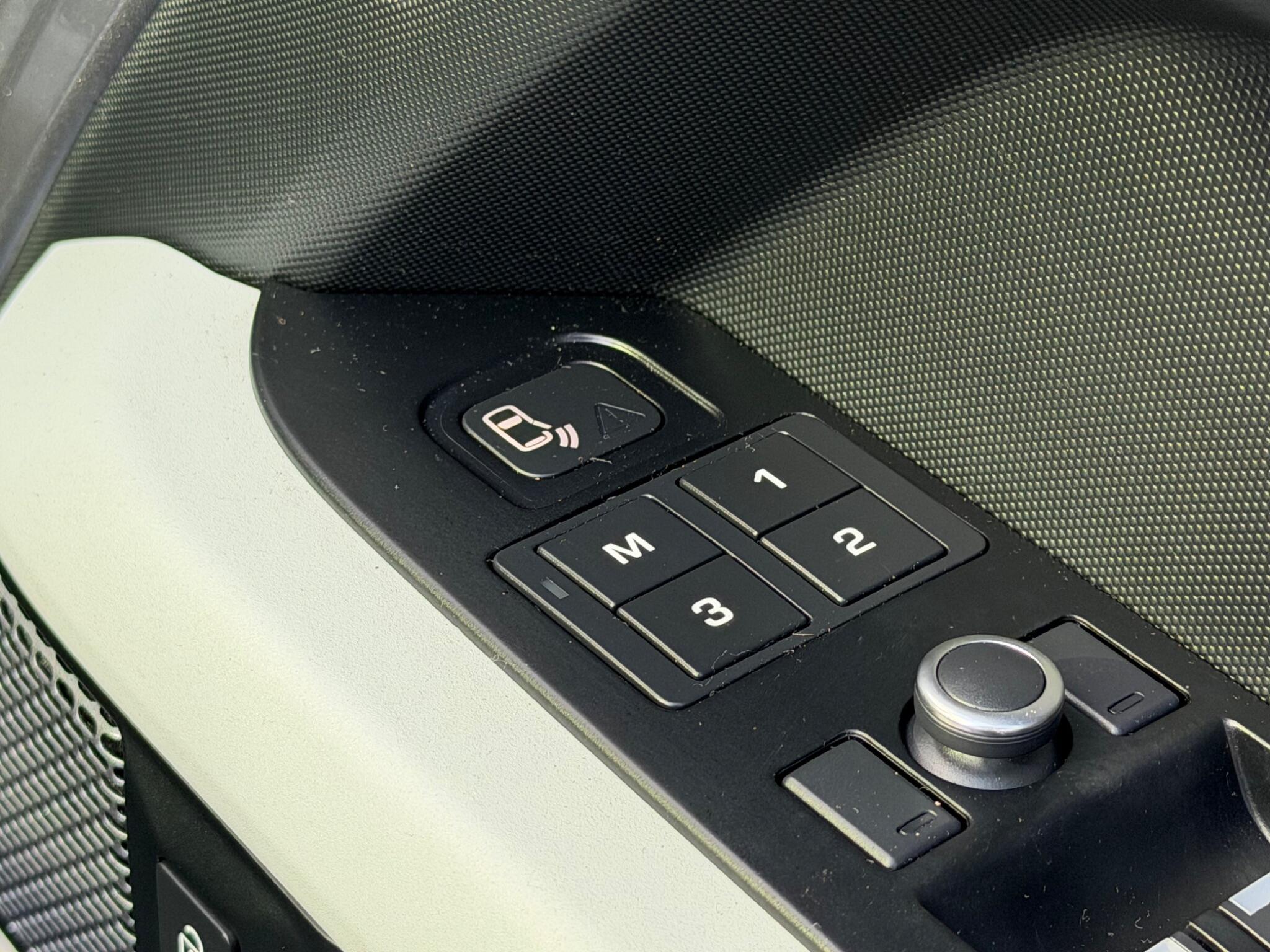 Land Rover Defender view 24