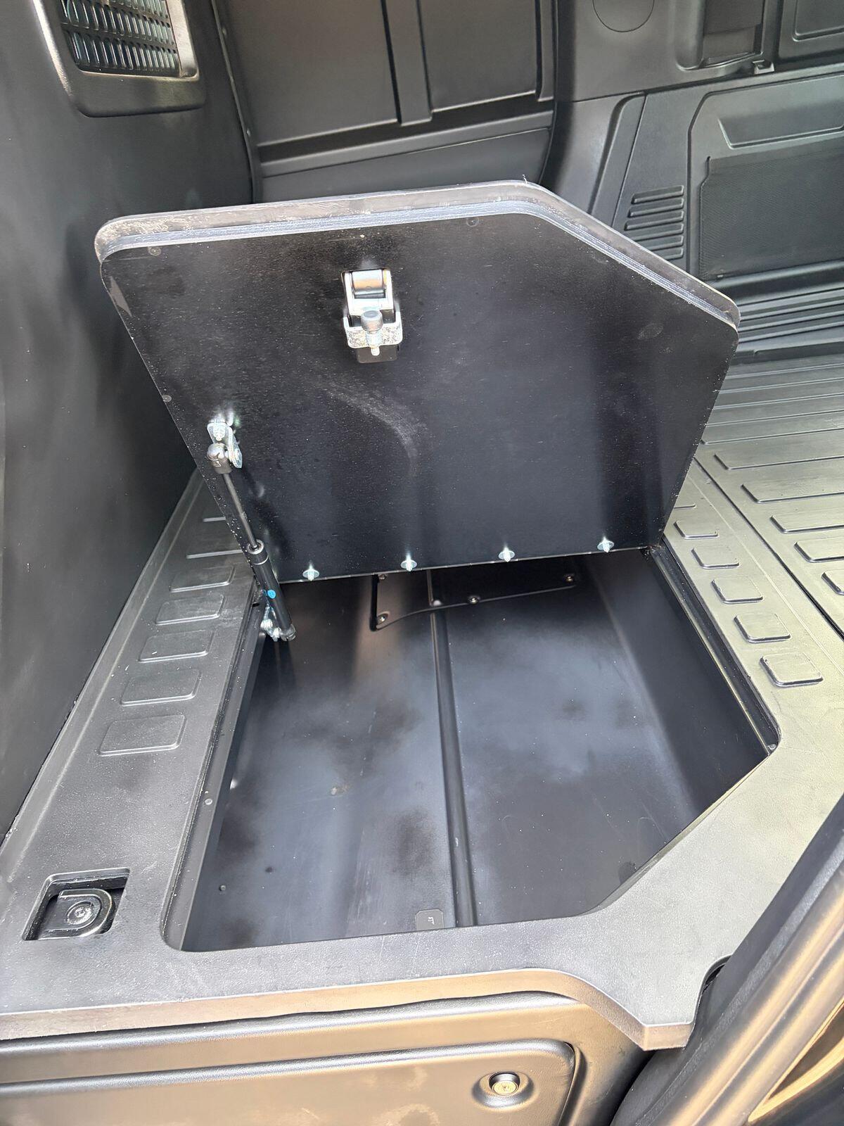 Land Rover Defender view 27