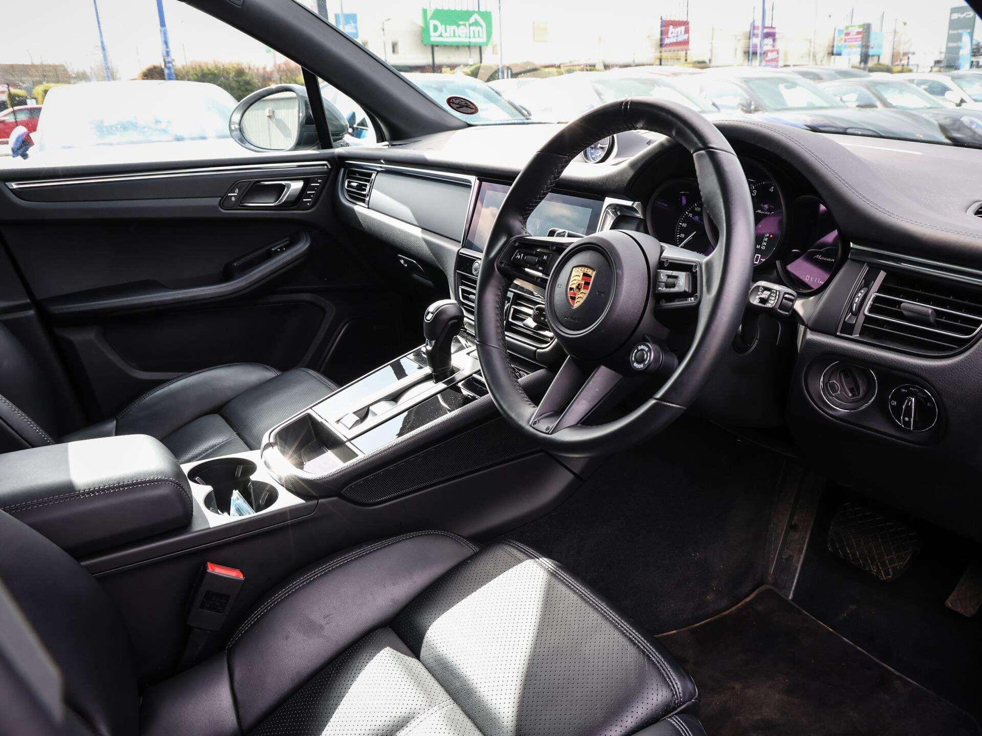 Porsche Macan view 12