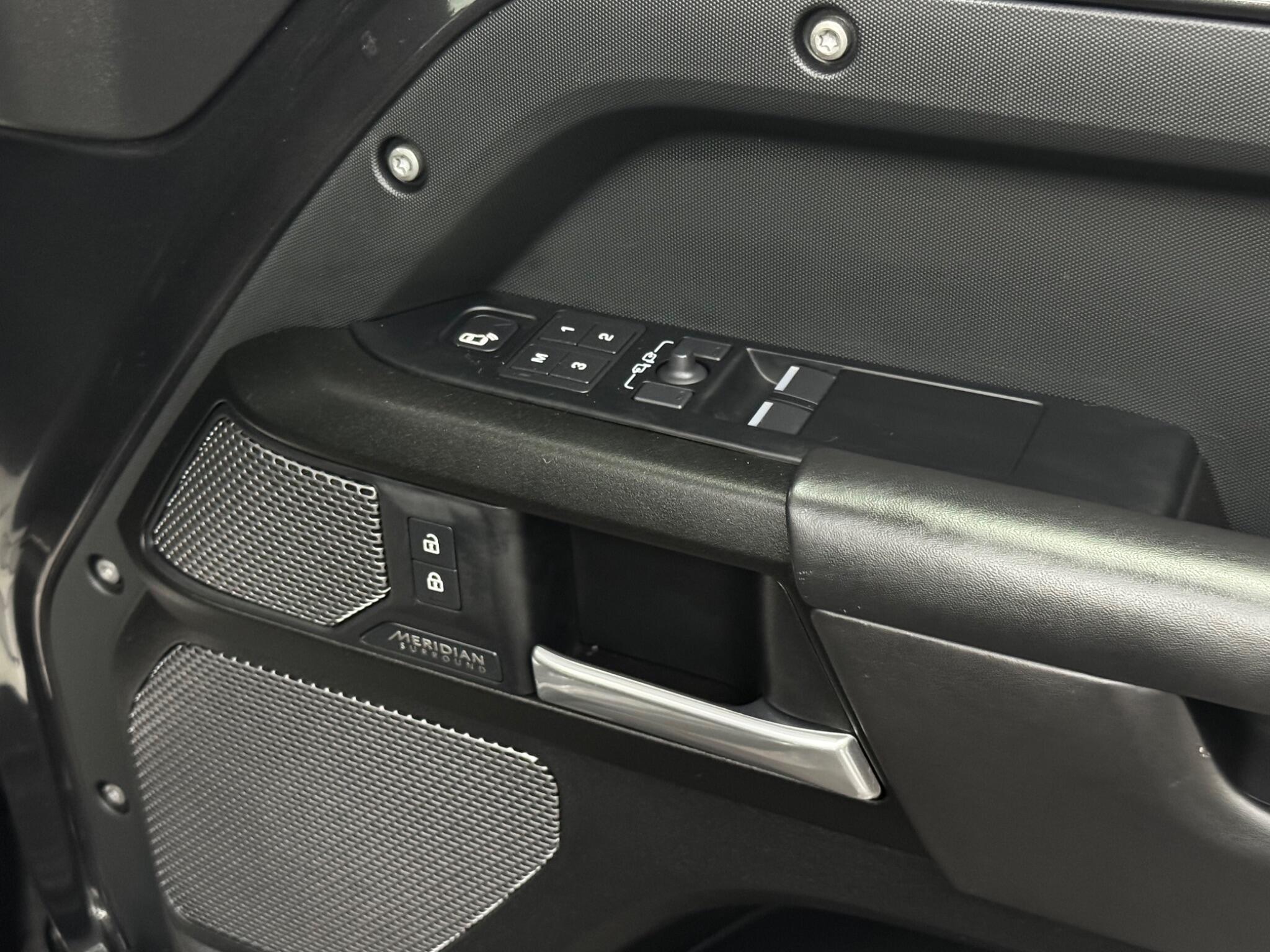 Land Rover Defender view 35