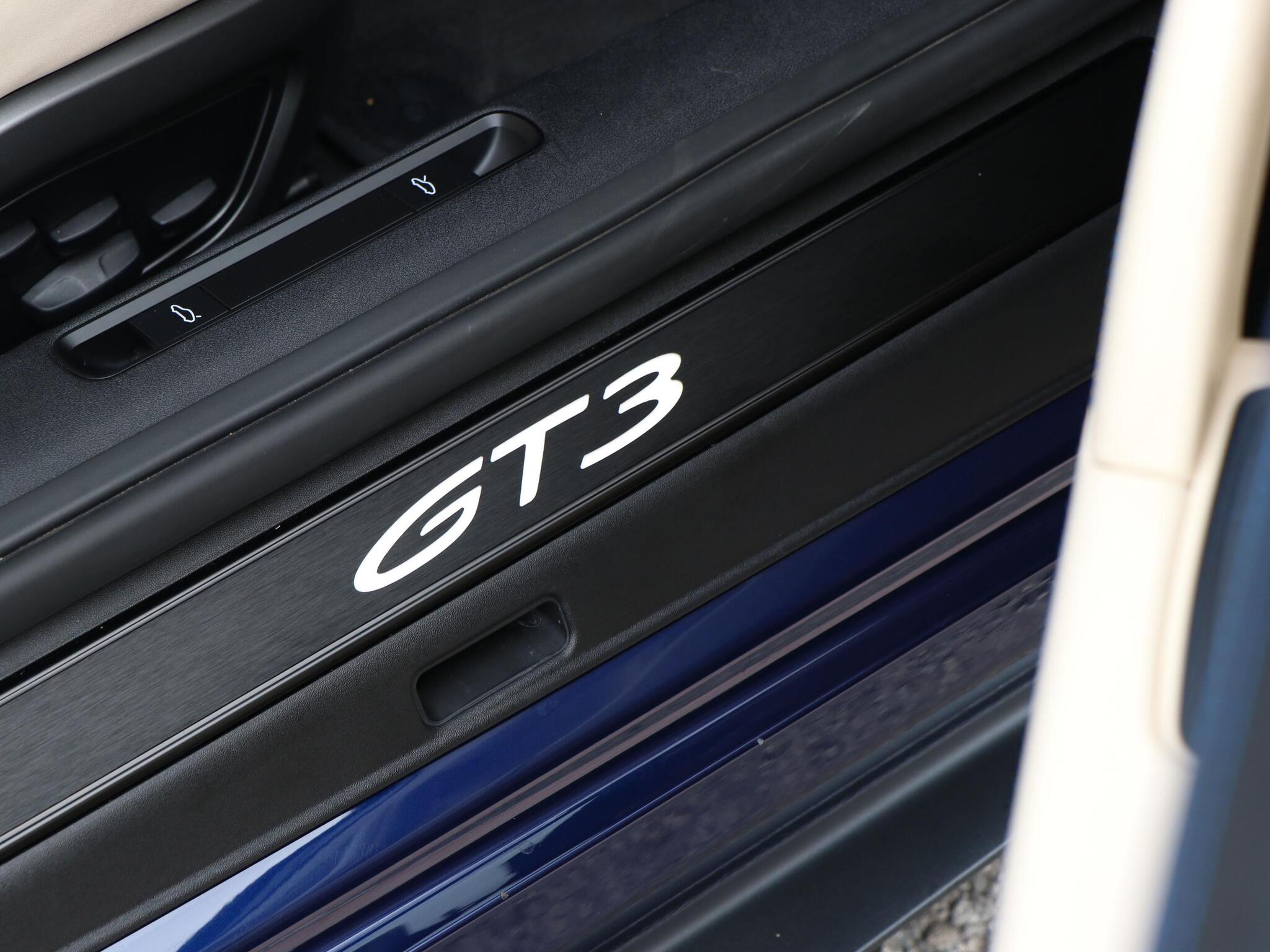 Porsche 911 view 19