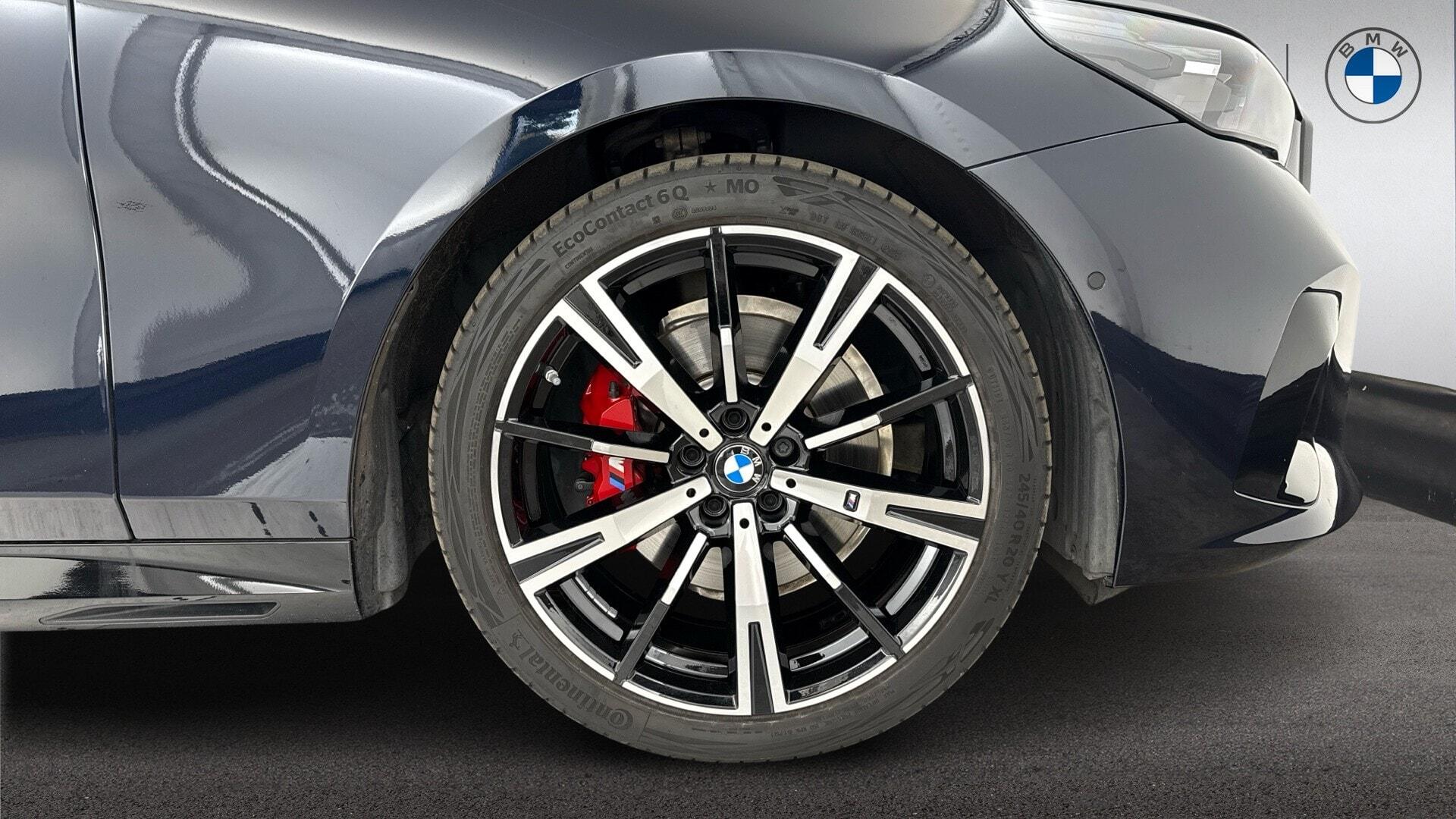 BMW 5 Series view 14