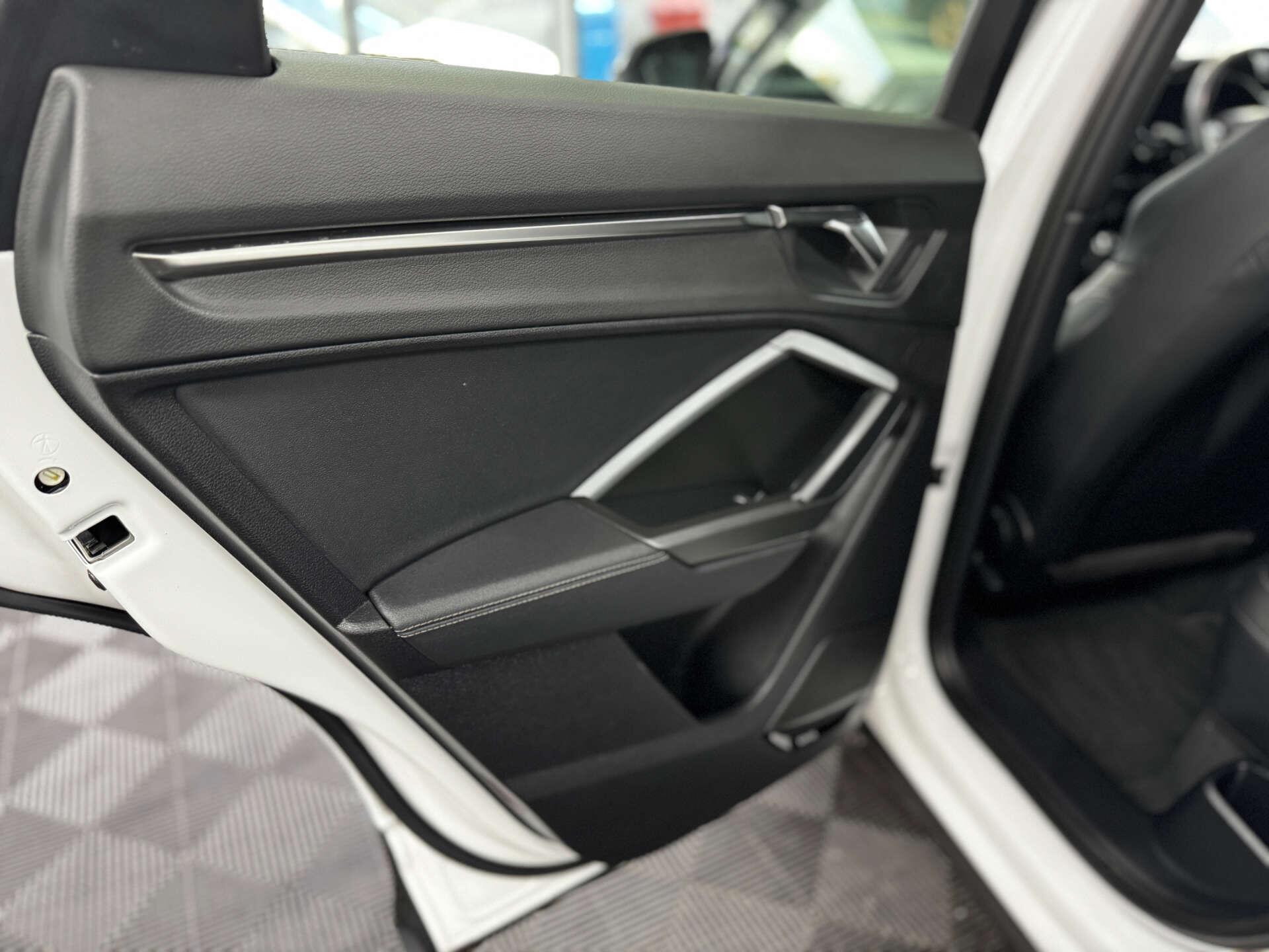 Audi Q3 view 60