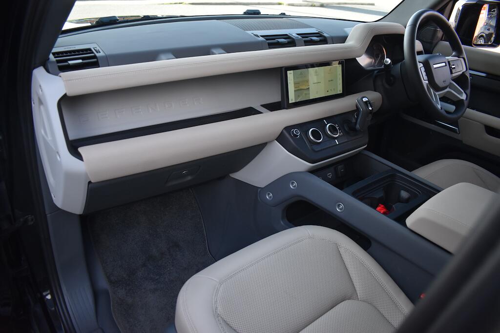 Land Rover Defender view 41