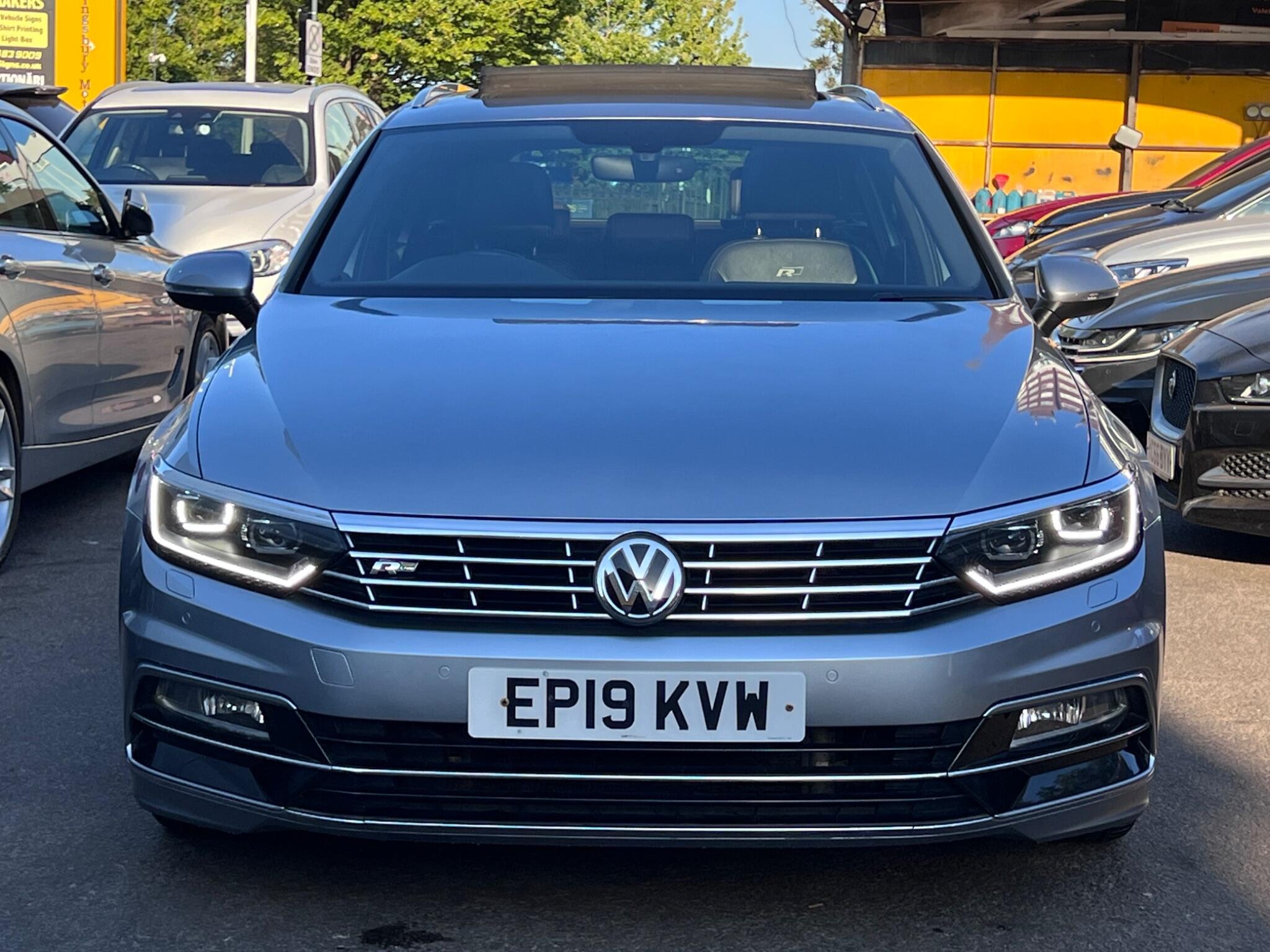 Volkswagen Passat view 3